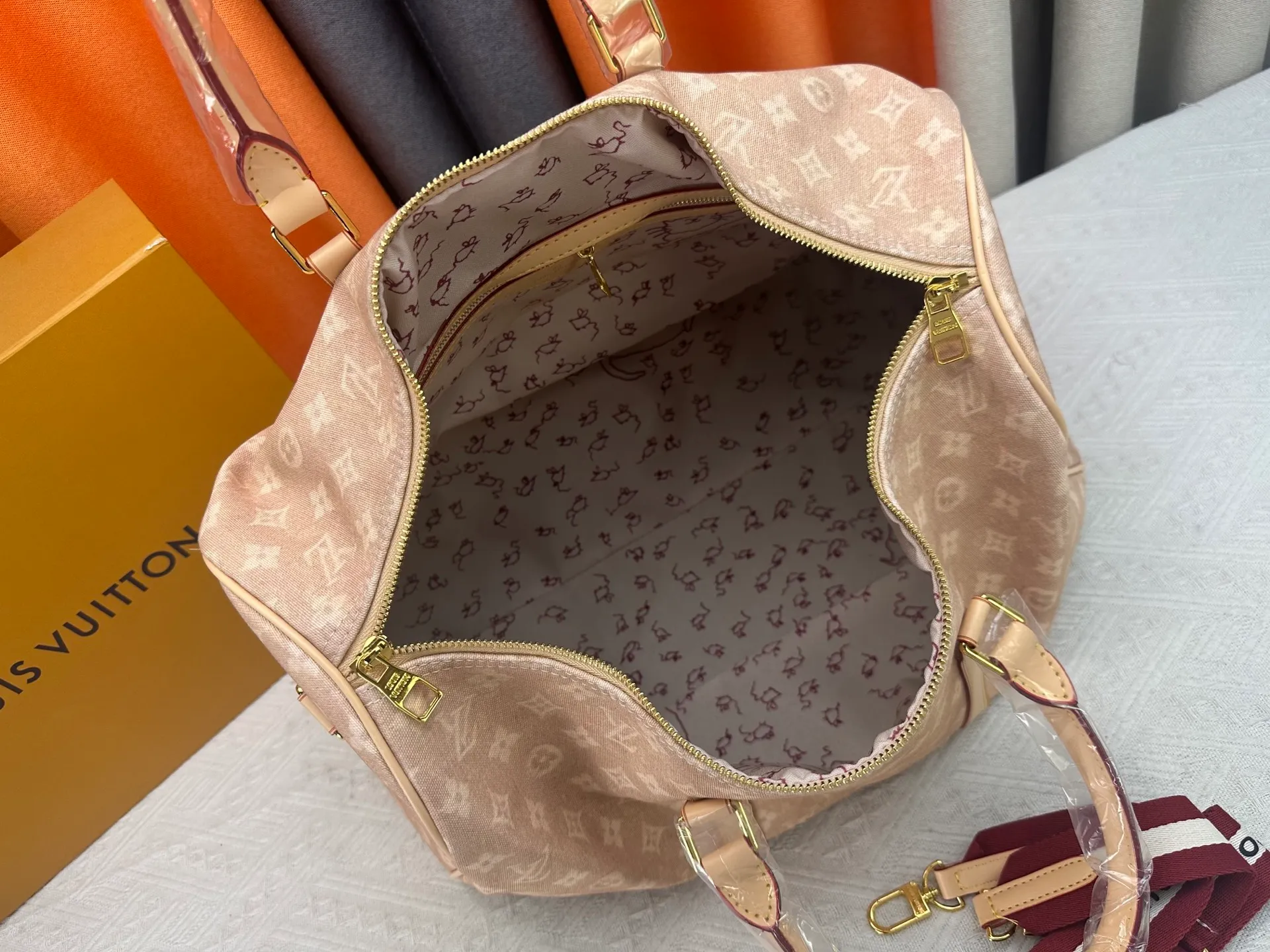 P360 M25787 This Keepall Bandouliere 45 travel bag is from the Travel With series presented by Louis Vuitton in collaboration with Grace Coddington. It uses Meowgram canvas to interpret the Monogram pattern in a playful reinvention, looking back to the hard suitcase inspiration of the 1900s. The cute cat-shaped branding adds smart touches, and the detachable and adjustable shoulder strap is embellished with the handwritten brand logo. Size: 45x27x20cm