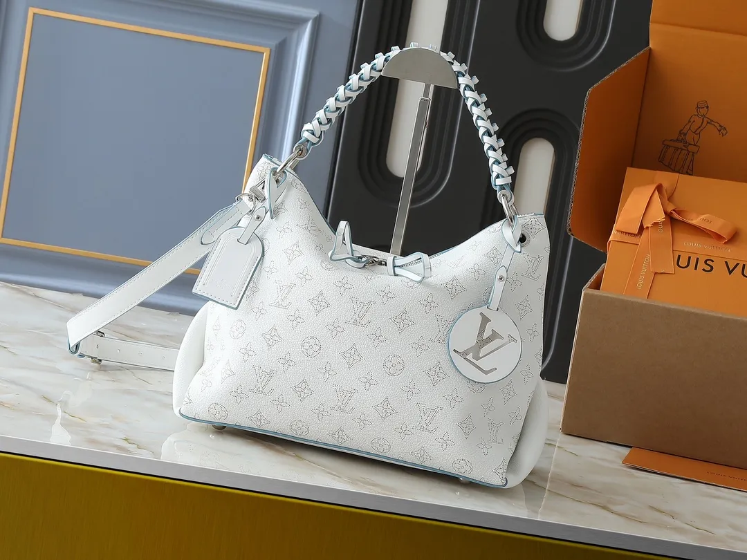 💰240💰Upgraded from the original M56073 M56084 Beaubourg Hobo medium handbag, it is made of Monogram engraved and perforated calfskin, and then hand-dyed to add a unique touch to the woven leather handle. The leather zipper pull and large LV lettering reveal the brand's style, and the detachable wide leather shoulder strap provides soft design for comfortable travel. 32 long, 26 high, 17cm wide