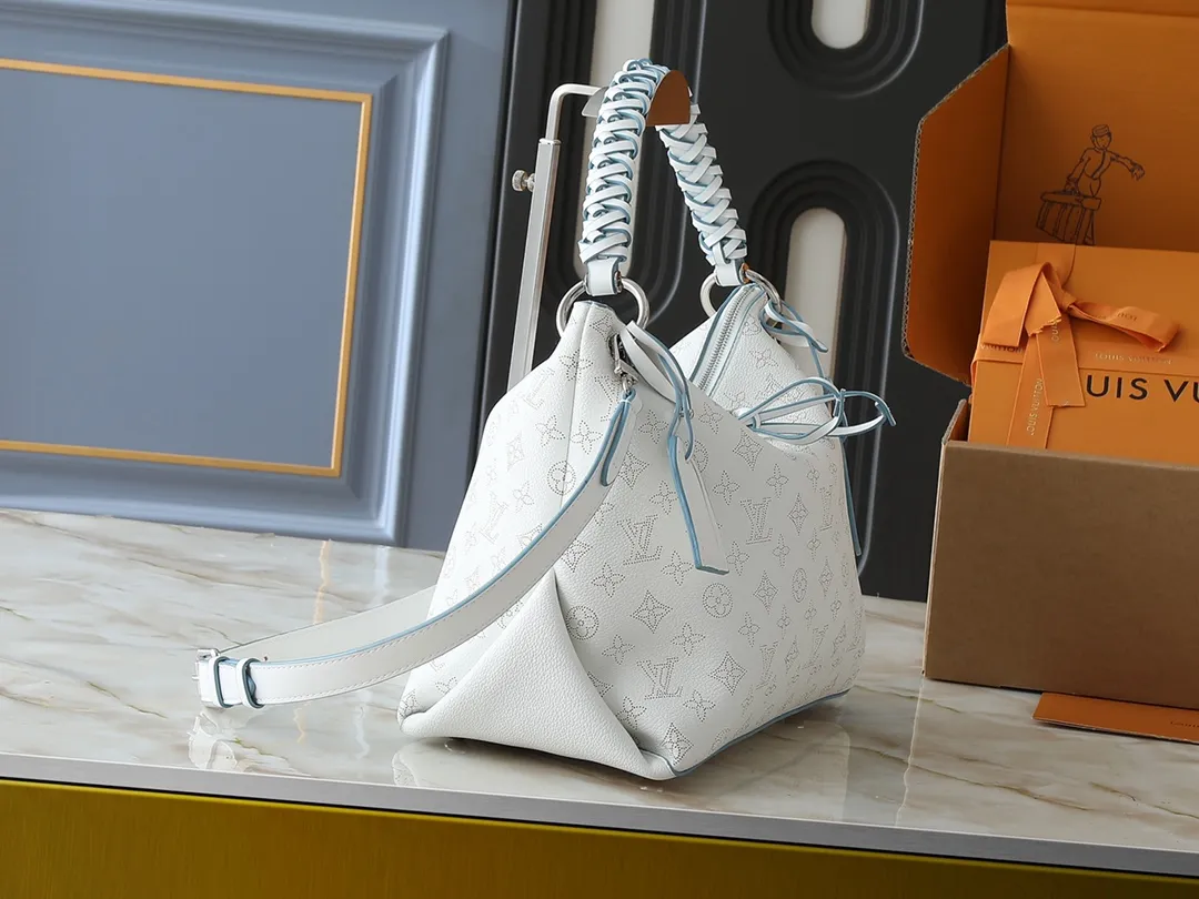 💰240💰Upgraded from the original M56073 M56084 Beaubourg Hobo medium handbag, it is made of Monogram engraved and perforated calfskin, and then hand-dyed to add a unique touch to the woven leather handle. The leather zipper pull and large LV lettering reveal the brand's style, and the detachable wide leather shoulder strap provides soft design for comfortable travel. 32 long, 26 high, 17cm wide