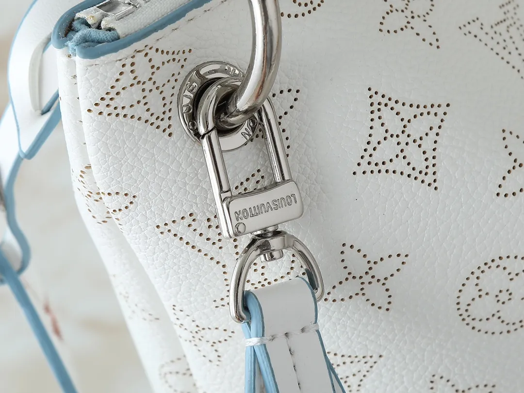 💰240💰Upgraded from the original M56073 M56084 Beaubourg Hobo medium handbag, it is made of Monogram engraved and perforated calfskin, and then hand-dyed to add a unique touch to the woven leather handle. The leather zipper pull and large LV lettering reveal the brand's style, and the detachable wide leather shoulder strap provides soft design for comfortable travel. 32 long, 26 high, 17cm wide