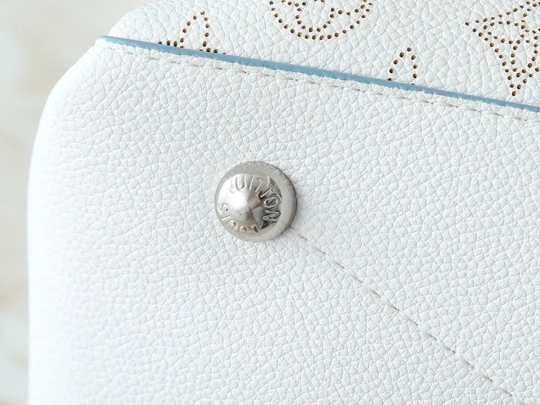 💰240💰Upgraded from the original M56073 M56084 Beaubourg Hobo medium handbag, it is made of Monogram engraved and perforated calfskin, and then hand-dyed to add a unique touch to the woven leather handle. The leather zipper pull and large LV lettering reveal the brand's style, and the detachable wide leather shoulder strap provides soft design for comfortable travel. 32 long, 26 high, 17cm wide