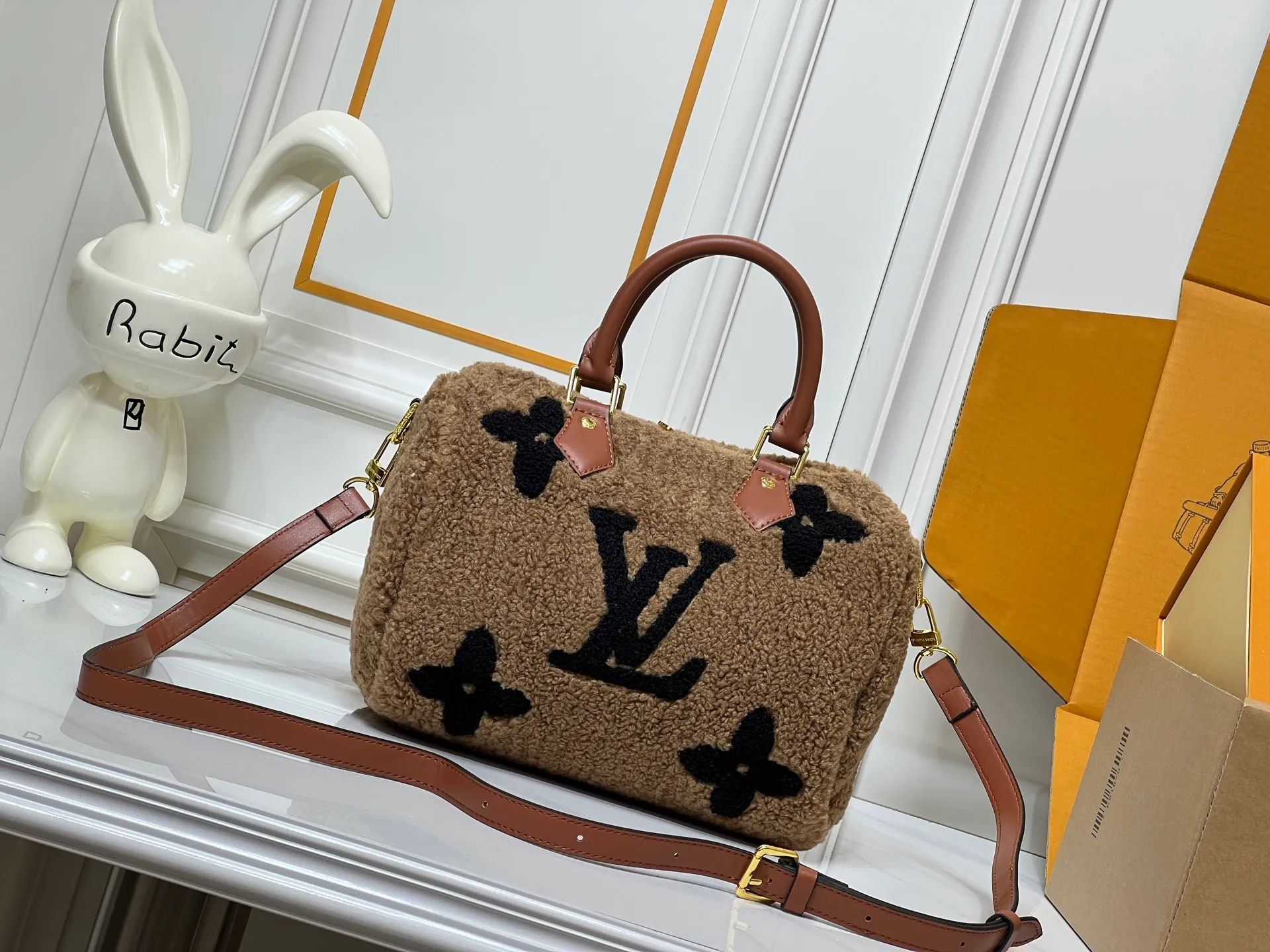 Batch 260💰Upgraded original M23468 M40390 [Speedy Bandoulière 25 handbag] Lamb velvet🔥Made of soft wool leather with grained leather trim, relying on complex intarsia technology to outline the Giant Monogram pattern, showing the trend of the winter series. Rolled leather top handles and removable and adjustable leather shoulder strap allow for a variety of carrying options. Dimensions: 25.0 x 19.0 x 15.0 cm