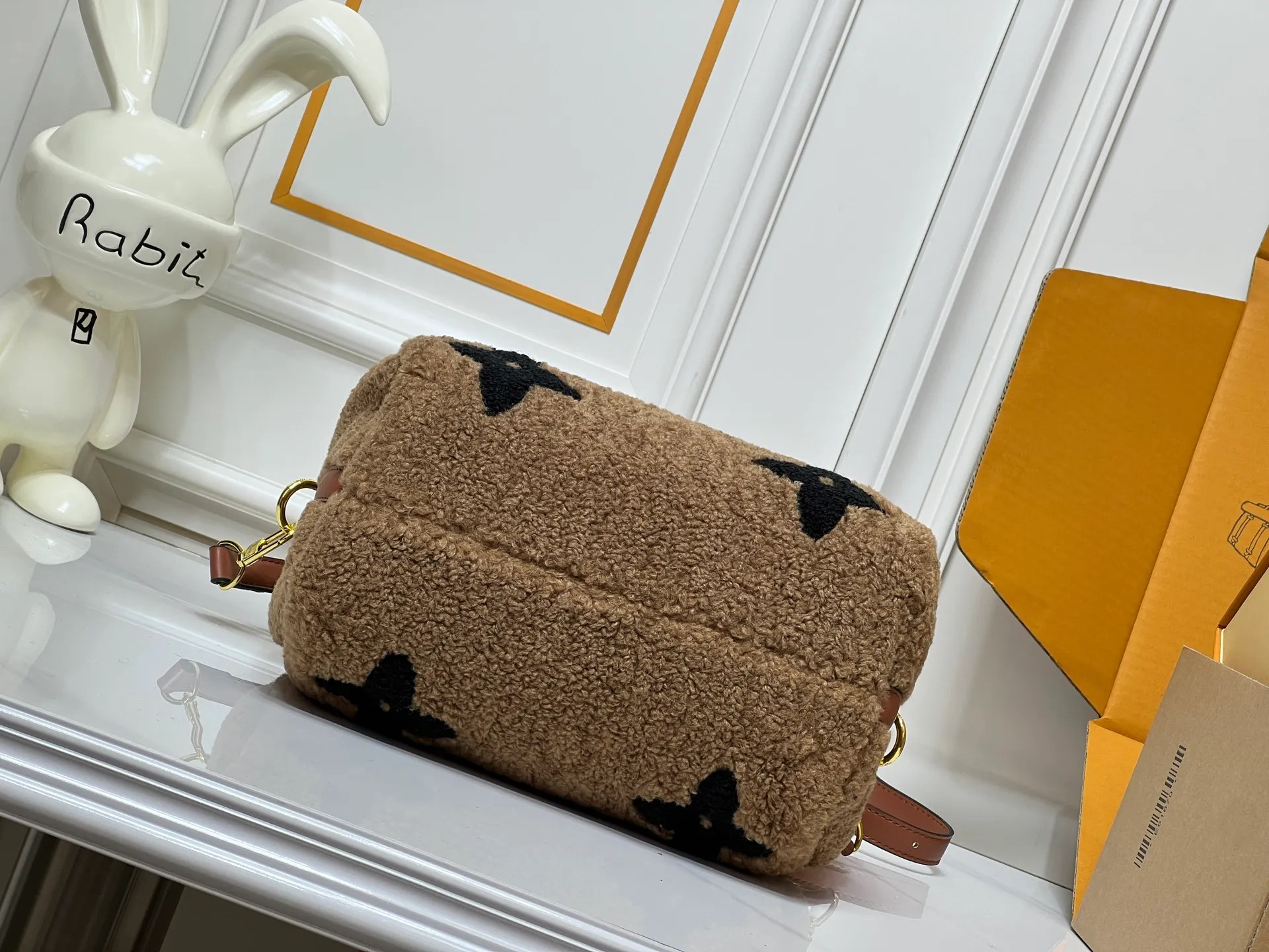 Batch 260💰Upgraded original M23468 M40390 [Speedy Bandoulière 25 handbag] Lamb velvet🔥Made of soft wool leather with grained leather trim, relying on complex intarsia technology to outline the Giant Monogram pattern, showing the trend of the winter series. Rolled leather top handles and removable and adjustable leather shoulder strap allow for a variety of carrying options. Dimensions: 25.0 x 19.0 x 15.0 cm