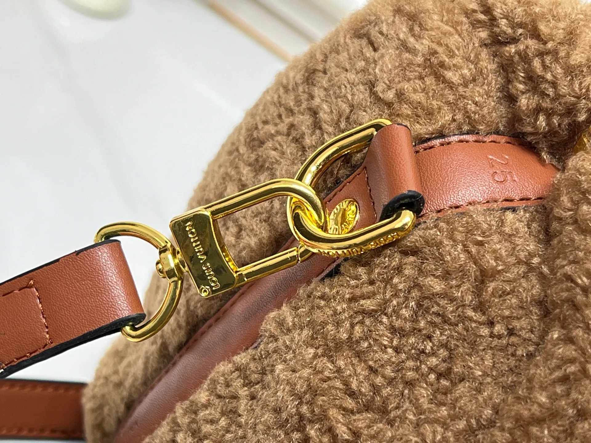 Batch 260💰Upgraded original M23468 M40390 [Speedy Bandoulière 25 handbag] Lamb velvet🔥Made of soft wool leather with grained leather trim, relying on complex intarsia technology to outline the Giant Monogram pattern, showing the trend of the winter series. Rolled leather top handles and removable and adjustable leather shoulder strap allow for a variety of carrying options. Dimensions: 25.0 x 19.0 x 15.0 cm