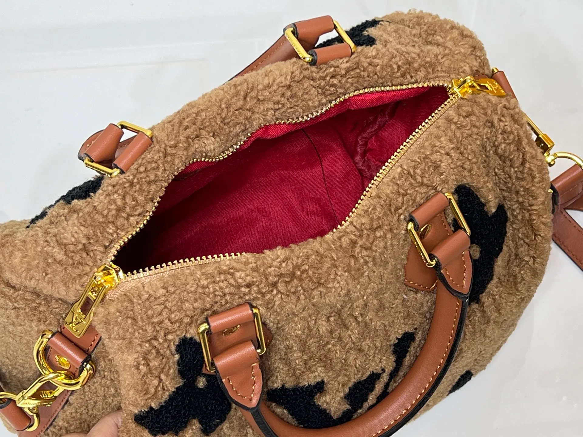 Batch 260💰Upgraded original M23468 M40390 [Speedy Bandoulière 25 handbag] Lamb velvet🔥Made of soft wool leather with grained leather trim, relying on complex intarsia technology to outline the Giant Monogram pattern, showing the trend of the winter series. Rolled leather top handles and removable and adjustable leather shoulder strap allow for a variety of carrying options. Dimensions: 25.0 x 19.0 x 15.0 cm