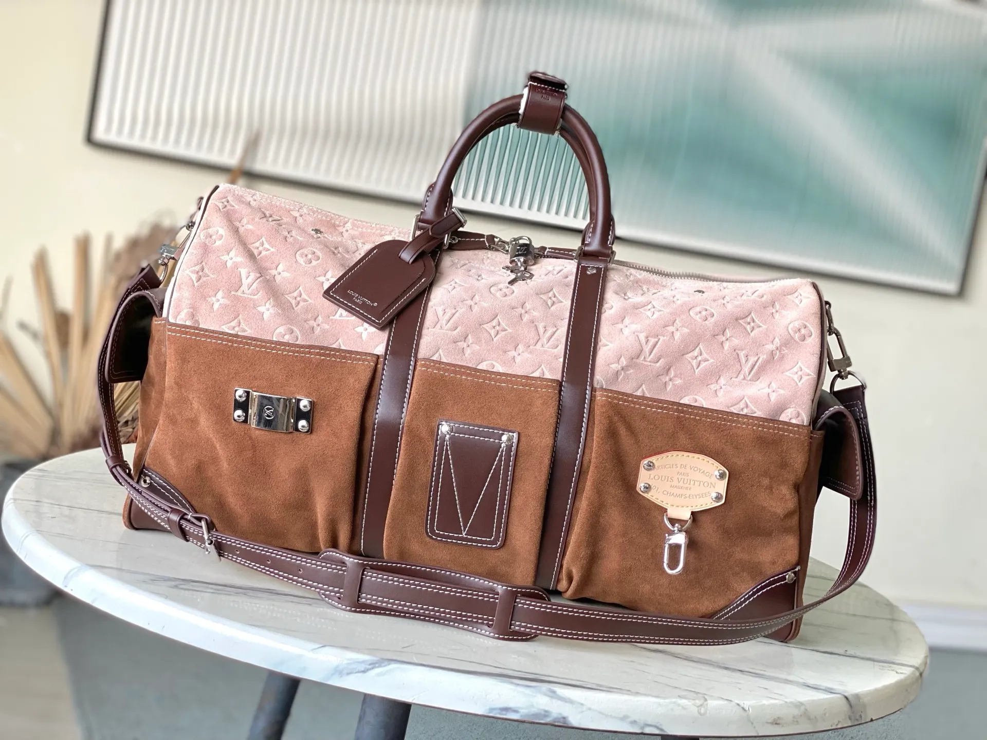 💰1760 Top original order M26127 Pharrell Williams and designer Nigo were inspired by the Japanese workwear trend to reinterpret the Keepall Bandouliere 50 travel bag with bold brushstrokes and an industrial perspective. Monogram suede leather creates a classic shape, while the carabiner hook and delicate metal nameplate highlight the functionalist aesthetic. Dimensions: 50 × 29 × 23 cm