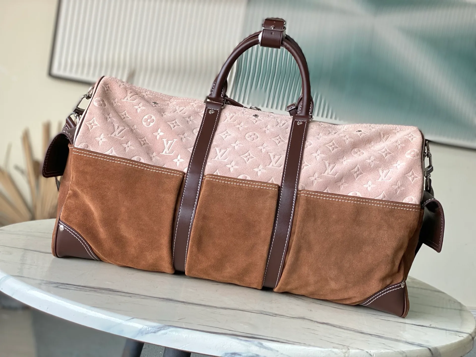 💰1760 Top original order M26127 Pharrell Williams and designer Nigo were inspired by the Japanese workwear trend to reinterpret the Keepall Bandouliere 50 travel bag with bold brushstrokes and an industrial perspective. Monogram suede leather creates a classic shape, while the carabiner hook and delicate metal nameplate highlight the functionalist aesthetic. Dimensions: 50 × 29 × 23 cm