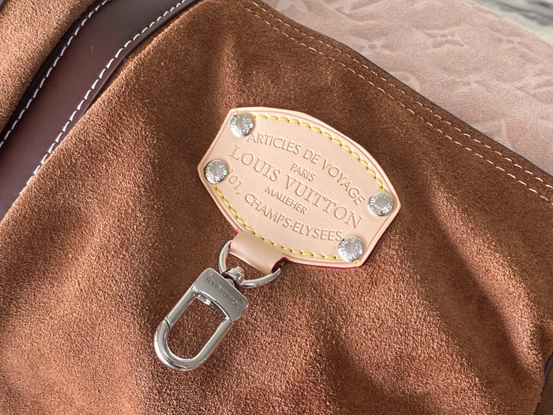 💰1760 Top original order M26127 Pharrell Williams and designer Nigo were inspired by the Japanese workwear trend to reinterpret the Keepall Bandouliere 50 travel bag with bold brushstrokes and an industrial perspective. Monogram suede leather creates a classic shape, while the carabiner hook and delicate metal nameplate highlight the functionalist aesthetic. Dimensions: 50 × 29 × 23 cm