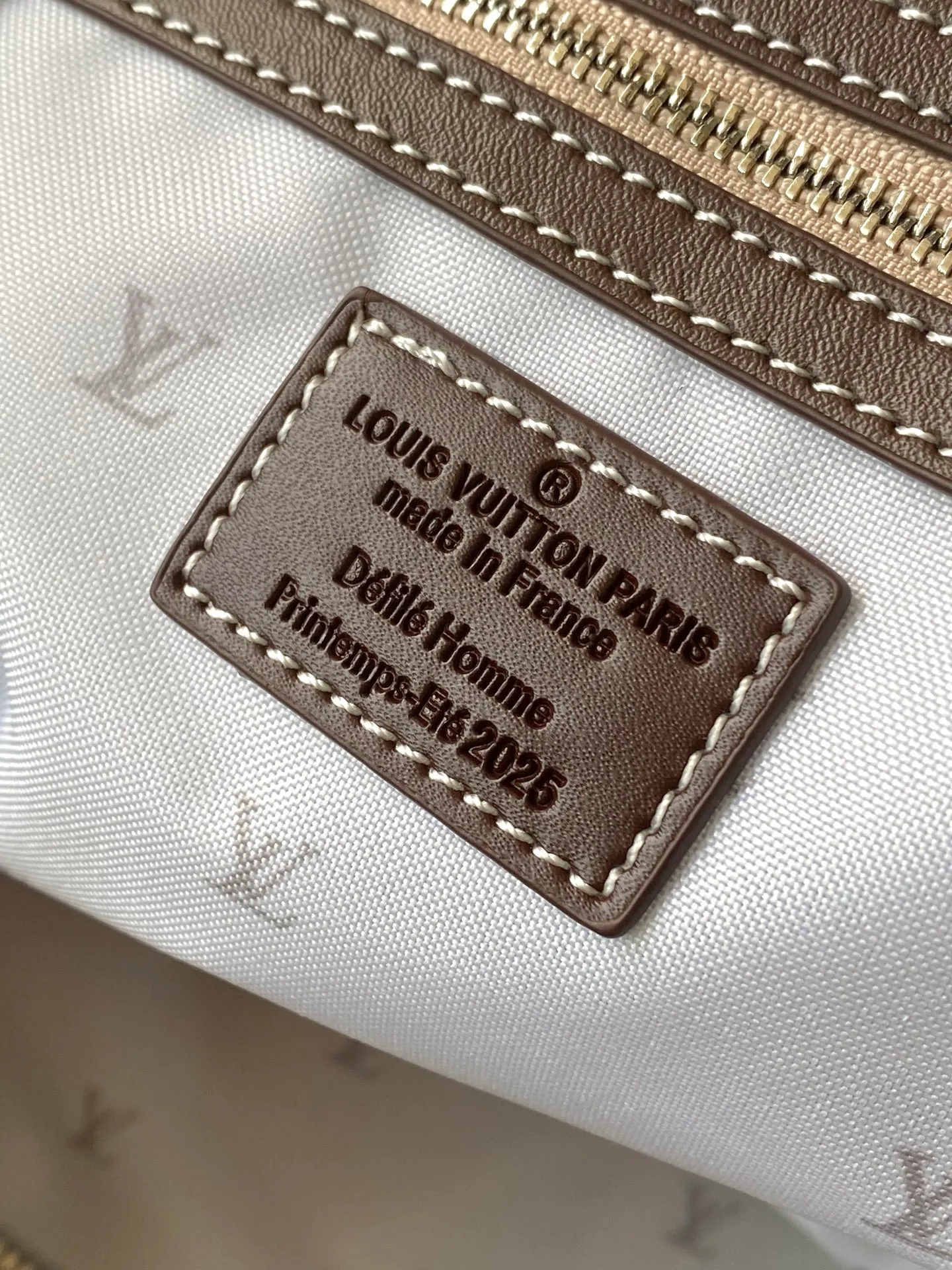 💰1760 Top original order M26127 Pharrell Williams and designer Nigo were inspired by the Japanese workwear trend to reinterpret the Keepall Bandouliere 50 travel bag with bold brushstrokes and an industrial perspective. Monogram suede leather creates a classic shape, while the carabiner hook and delicate metal nameplate highlight the functionalist aesthetic. Dimensions: 50 × 29 × 23 cm
