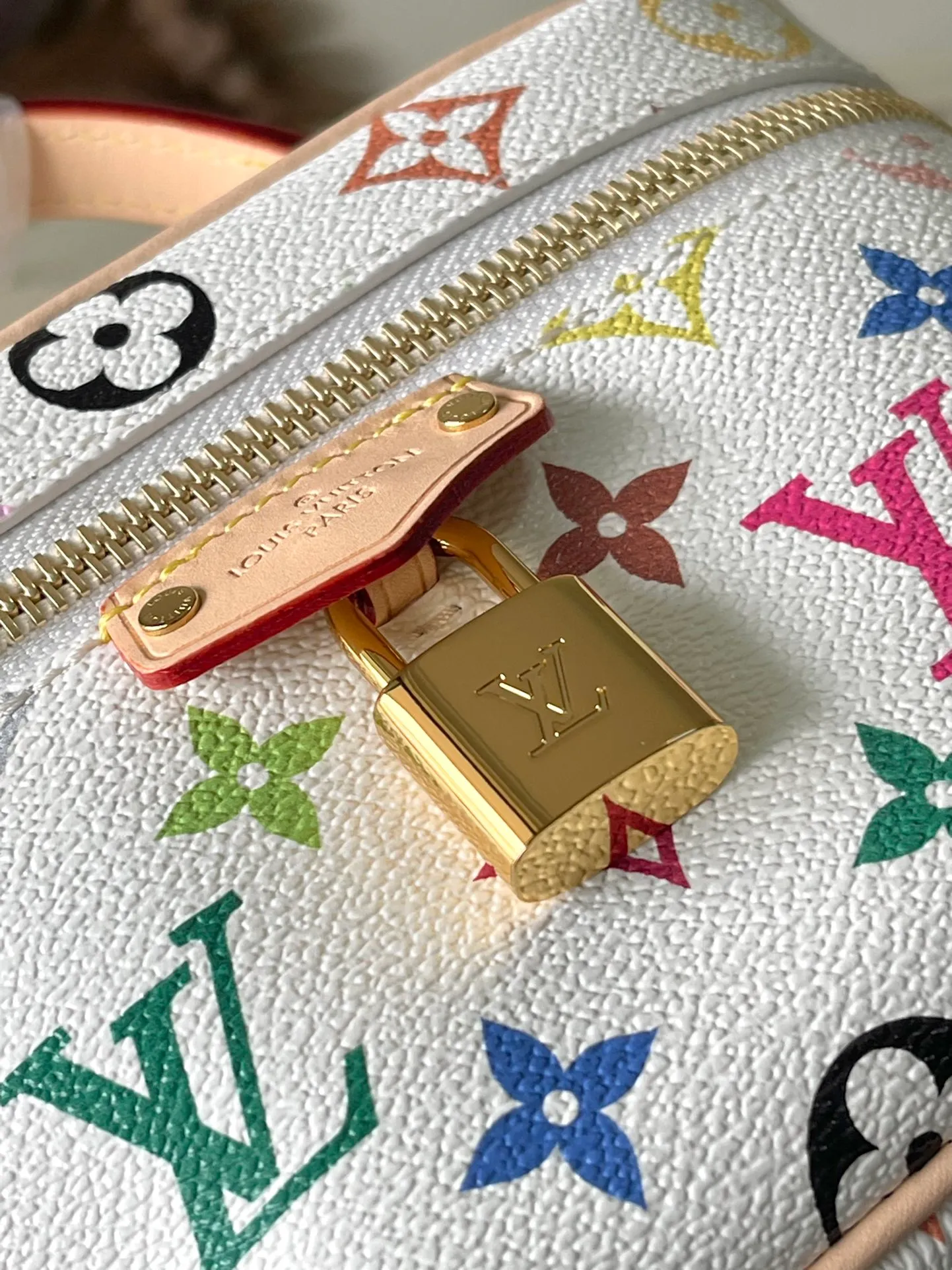 💰1140 Top original order M13662 This Vanity Pouch handbag is from the Louis Vuitton x Murakami reissue series, reinterpreting the brand's classic Monogram pattern with the artist's bright colors. The coated canvas is trimmed with cow leather, and the zipper closure, detachable chain and LV-engraved padlock add a metallic sheen. Dimensions: 19 × 11.5 × 6.5 cm