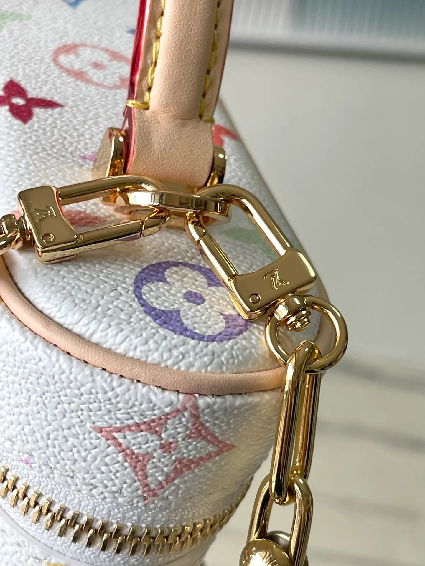 💰1140 Top original order M13662 This Vanity Pouch handbag is from the Louis Vuitton x Murakami reissue series, reinterpreting the brand's classic Monogram pattern with the artist's bright colors. The coated canvas is trimmed with cow leather, and the zipper closure, detachable chain and LV-engraved padlock add a metallic sheen. Dimensions: 19 × 11.5 × 6.5 cm