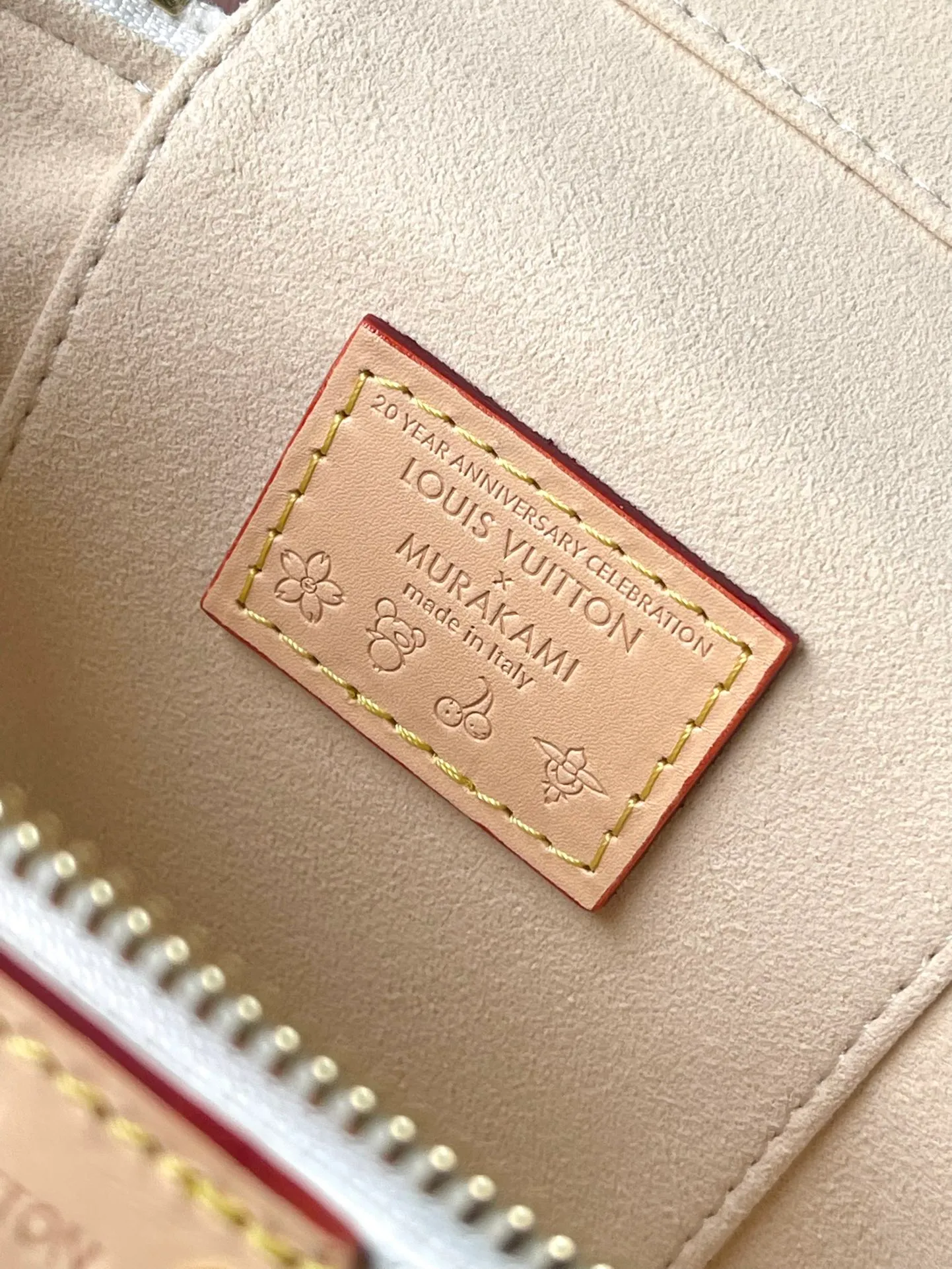 💰1140 Top original order M13662 This Vanity Pouch handbag is from the Louis Vuitton x Murakami reissue series, reinterpreting the brand's classic Monogram pattern with the artist's bright colors. The coated canvas is trimmed with cow leather, and the zipper closure, detachable chain and LV-engraved padlock add a metallic sheen. Dimensions: 19 × 11.5 × 6.5 cm
