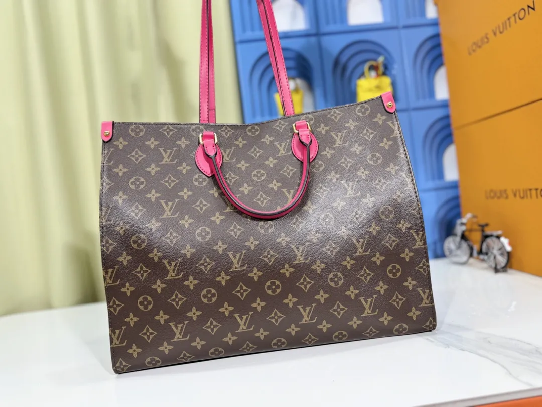 P280💰Upgraded original 🔥New style🔥M45320 M44576 M44571 This Onthego handbag is eye-catching and charming against the backdrop of Monogram Giant canvas. The sides and handles are decorated with Monogram Reverse patterns, and you can see the changes in color and texture in similar fashion. The large size has plenty of room inside, and with the shoulder strap and Toron handle, you can go about your daily life as you please. Dimensions: 41.0 x 34.0 x 19.0 cm (length x height x width)