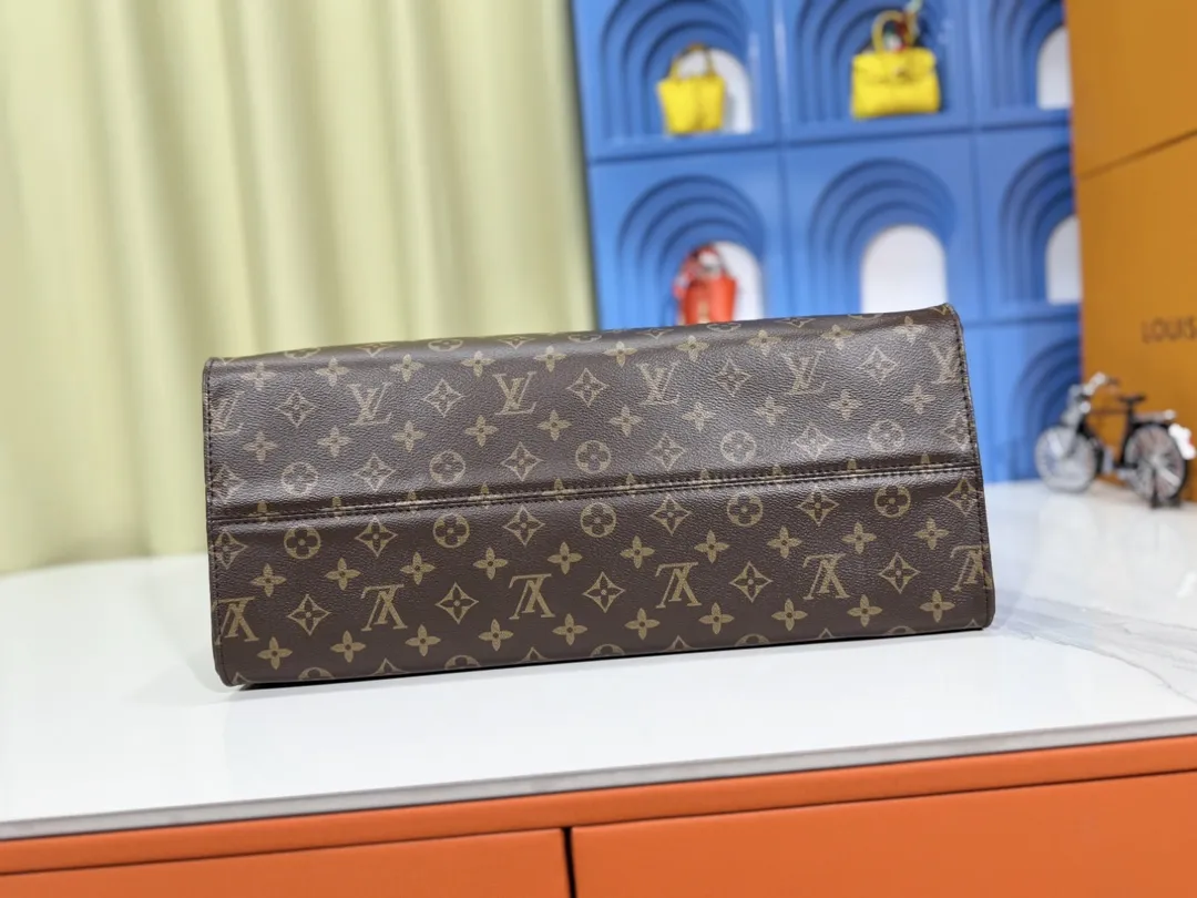 P280💰Upgraded original 🔥New style🔥M45320 M44576 M44571 This Onthego handbag is eye-catching and charming against the backdrop of Monogram Giant canvas. The sides and handles are decorated with Monogram Reverse patterns, and you can see the changes in color and texture in similar fashion. The large size has plenty of room inside, and with the shoulder strap and Toron handle, you can go about your daily life as you please. Dimensions: 41.0 x 34.0 x 19.0 cm (length x height x width)