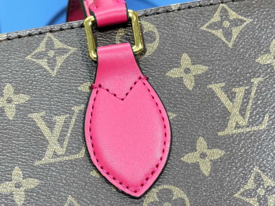 P280💰Upgraded original 🔥New style🔥M45320 M44576 M44571 This Onthego handbag is eye-catching and charming against the backdrop of Monogram Giant canvas. The sides and handles are decorated with Monogram Reverse patterns, and you can see the changes in color and texture in similar fashion. The large size has plenty of room inside, and with the shoulder strap and Toron handle, you can go about your daily life as you please. Dimensions: 41.0 x 34.0 x 19.0 cm (length x height x width)