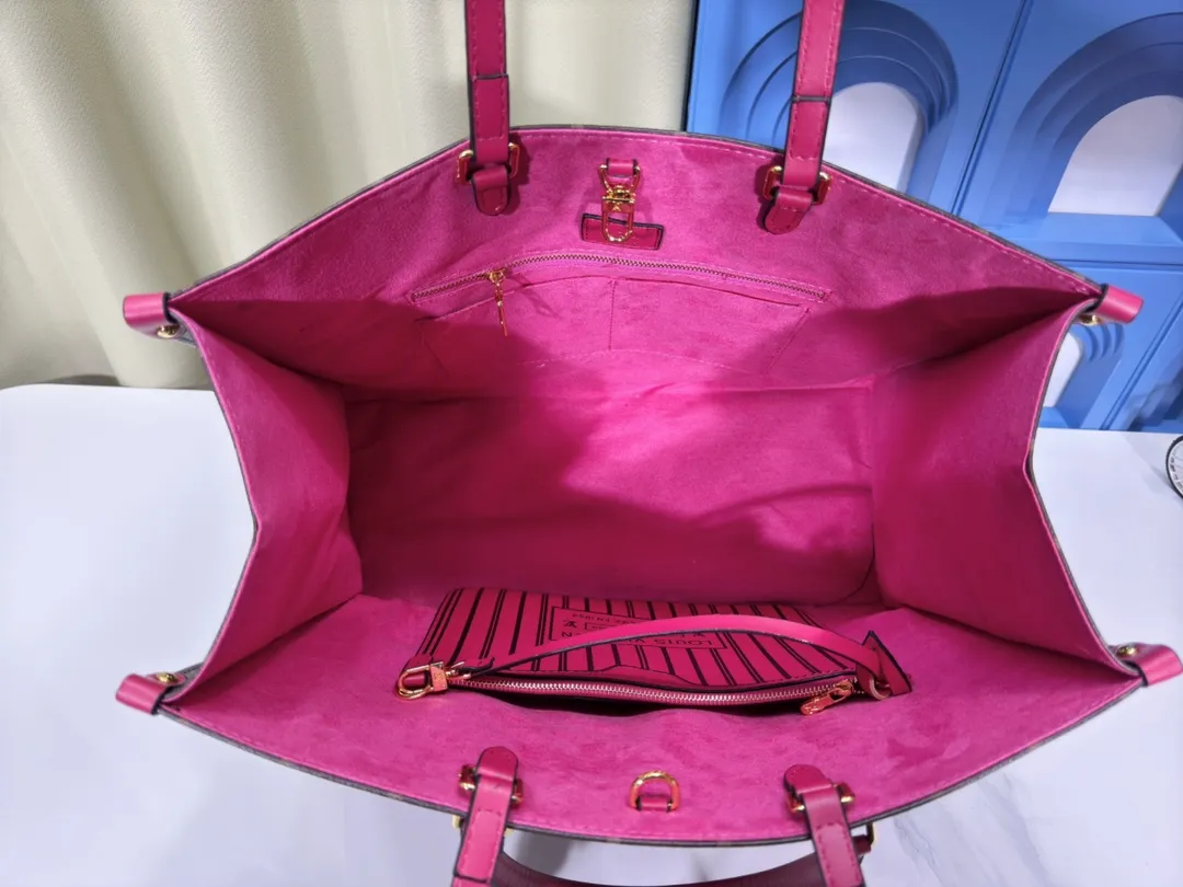 P280💰Upgraded original 🔥New style🔥M45320 M44576 M44571 This Onthego handbag is eye-catching and charming against the backdrop of Monogram Giant canvas. The sides and handles are decorated with Monogram Reverse patterns, and you can see the changes in color and texture in similar fashion. The large size has plenty of room inside, and with the shoulder strap and Toron handle, you can go about your daily life as you please. Dimensions: 41.0 x 34.0 x 19.0 cm (length x height x width)