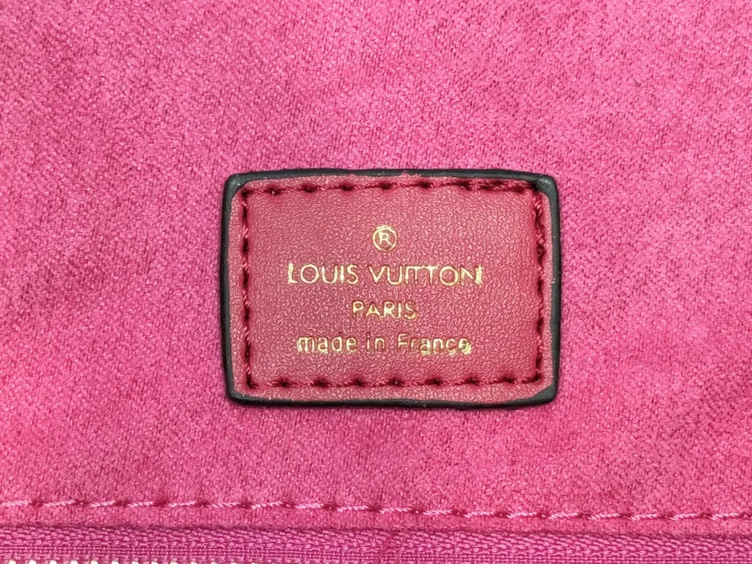 P280💰Upgraded original 🔥New style🔥M45320 M44576 M44571 This Onthego handbag is eye-catching and charming against the backdrop of Monogram Giant canvas. The sides and handles are decorated with Monogram Reverse patterns, and you can see the changes in color and texture in similar fashion. The large size has plenty of room inside, and with the shoulder strap and Toron handle, you can go about your daily life as you please. Dimensions: 41.0 x 34.0 x 19.0 cm (length x height x width)