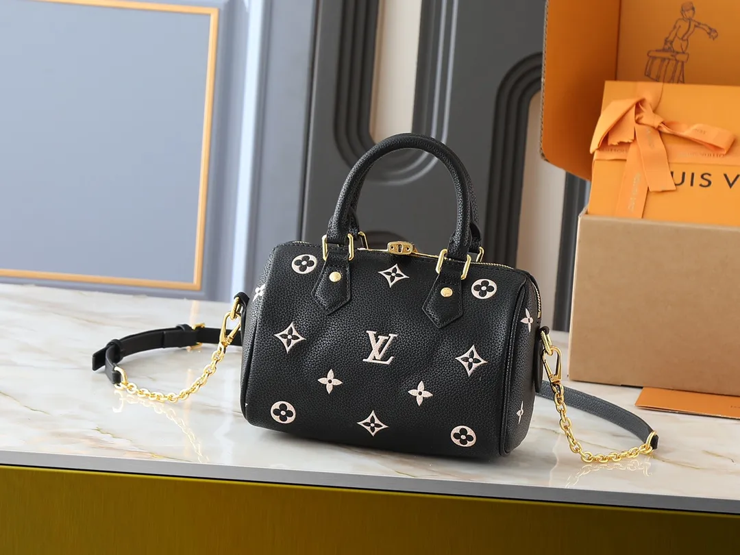 💰240💰Upgraded from the original M14291 M58953. This Speedy Bandoulière 20 handbag renews the brand's classic Monogram Empreinte leather, using the same tone to outline the pattern, and enriches the details with striped lining, dazzling padlocks and detachable chains. The compact shape can accommodate daily needs and can be carried by hand or cross-body. Dimensions: 20.5 x 13.5 x 12.0 cm (length x height x width)