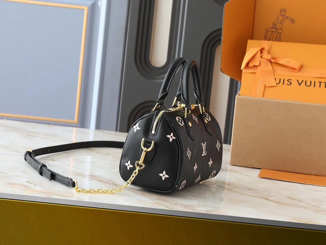 💰240💰Upgraded from the original M14291 M58953. This Speedy Bandoulière 20 handbag renews the brand's classic Monogram Empreinte leather, using the same tone to outline the pattern, and enriches the details with striped lining, dazzling padlocks and detachable chains. The compact shape can accommodate daily needs and can be carried by hand or cross-body. Dimensions: 20.5 x 13.5 x 12.0 cm (length x height x width)