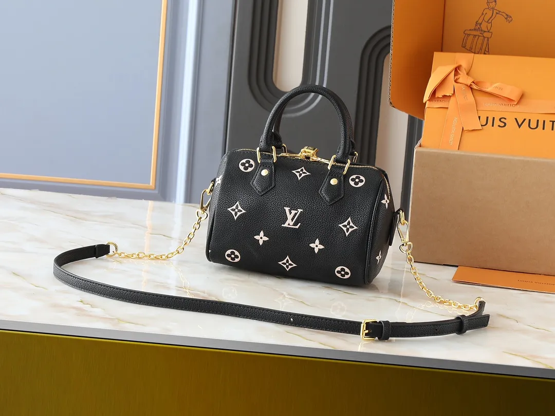 💰240💰Upgraded from the original M14291 M58953. This Speedy Bandoulière 20 handbag renews the brand's classic Monogram Empreinte leather, using the same tone to outline the pattern, and enriches the details with striped lining, dazzling padlocks and detachable chains. The compact shape can accommodate daily needs and can be carried by hand or cross-body. Dimensions: 20.5 x 13.5 x 12.0 cm (length x height x width)
