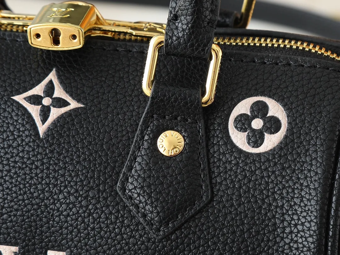 💰240💰Upgraded from the original M14291 M58953. This Speedy Bandoulière 20 handbag renews the brand's classic Monogram Empreinte leather, using the same tone to outline the pattern, and enriches the details with striped lining, dazzling padlocks and detachable chains. The compact shape can accommodate daily needs and can be carried by hand or cross-body. Dimensions: 20.5 x 13.5 x 12.0 cm (length x height x width)