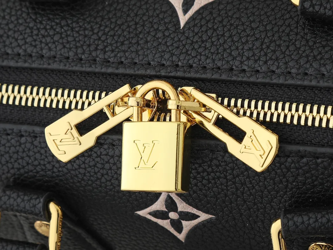 💰240💰Upgraded from the original M14291 M58953. This Speedy Bandoulière 20 handbag renews the brand's classic Monogram Empreinte leather, using the same tone to outline the pattern, and enriches the details with striped lining, dazzling padlocks and detachable chains. The compact shape can accommodate daily needs and can be carried by hand or cross-body. Dimensions: 20.5 x 13.5 x 12.0 cm (length x height x width)