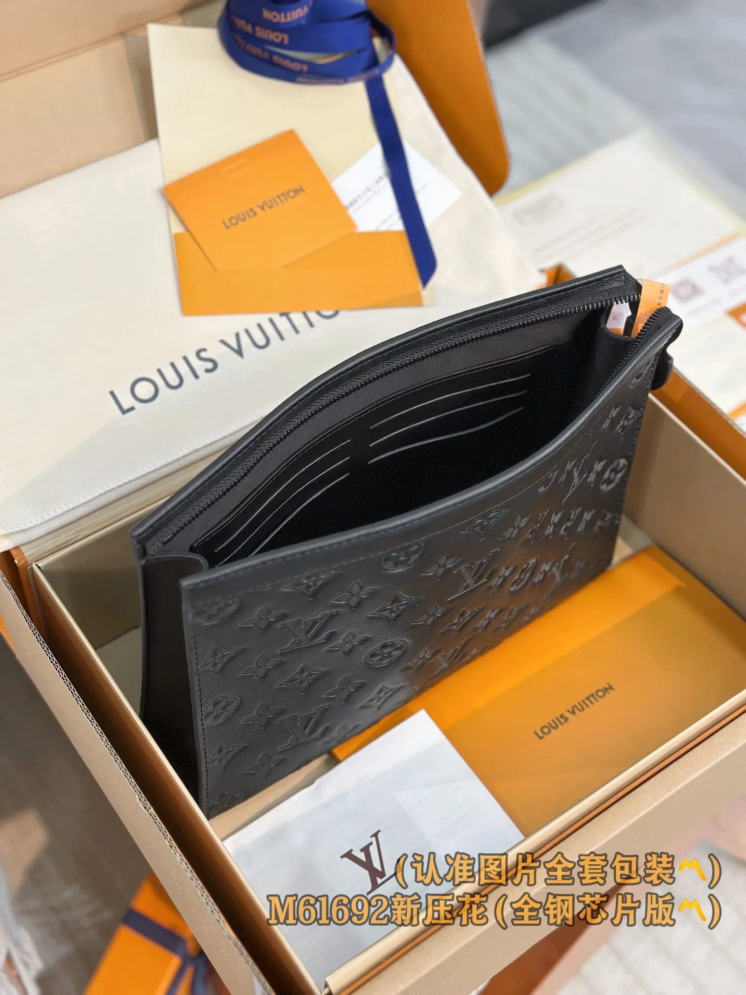 P1300 [Genuine grade] [Special grade MB all steel high elastic fabric] M61692 New embossing (〽️A grade all steel〽️) Personalized customization! Transcoding chip, Pochette To-Go medium handbag is made of Monogram Shadow embossed cowhide and Monogram Eclipse embossed leather as a clutch. This new Pochette Voyage medium handbag with a strong style can easily store personal items. 27 x 21 x 6 cm (length x height x width)