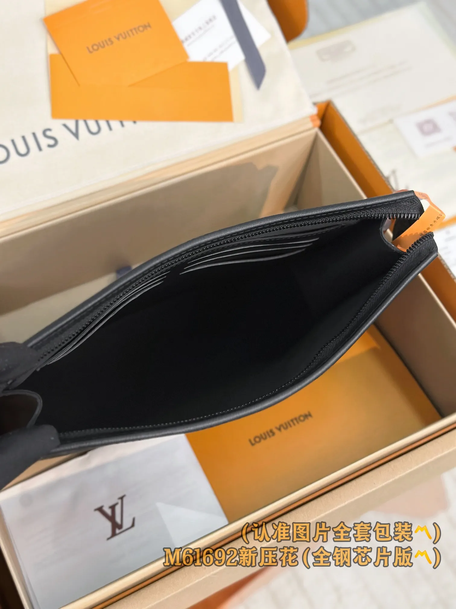 P1300 [Genuine grade] [Special grade MB all steel high elastic fabric] M61692 New embossing (〽️A grade all steel〽️) Personalized customization! Transcoding chip, Pochette To-Go medium handbag is made of Monogram Shadow embossed cowhide and Monogram Eclipse embossed leather as a clutch. This new Pochette Voyage medium handbag with a strong style can easily store personal items. 27 x 21 x 6 cm (length x height x width)