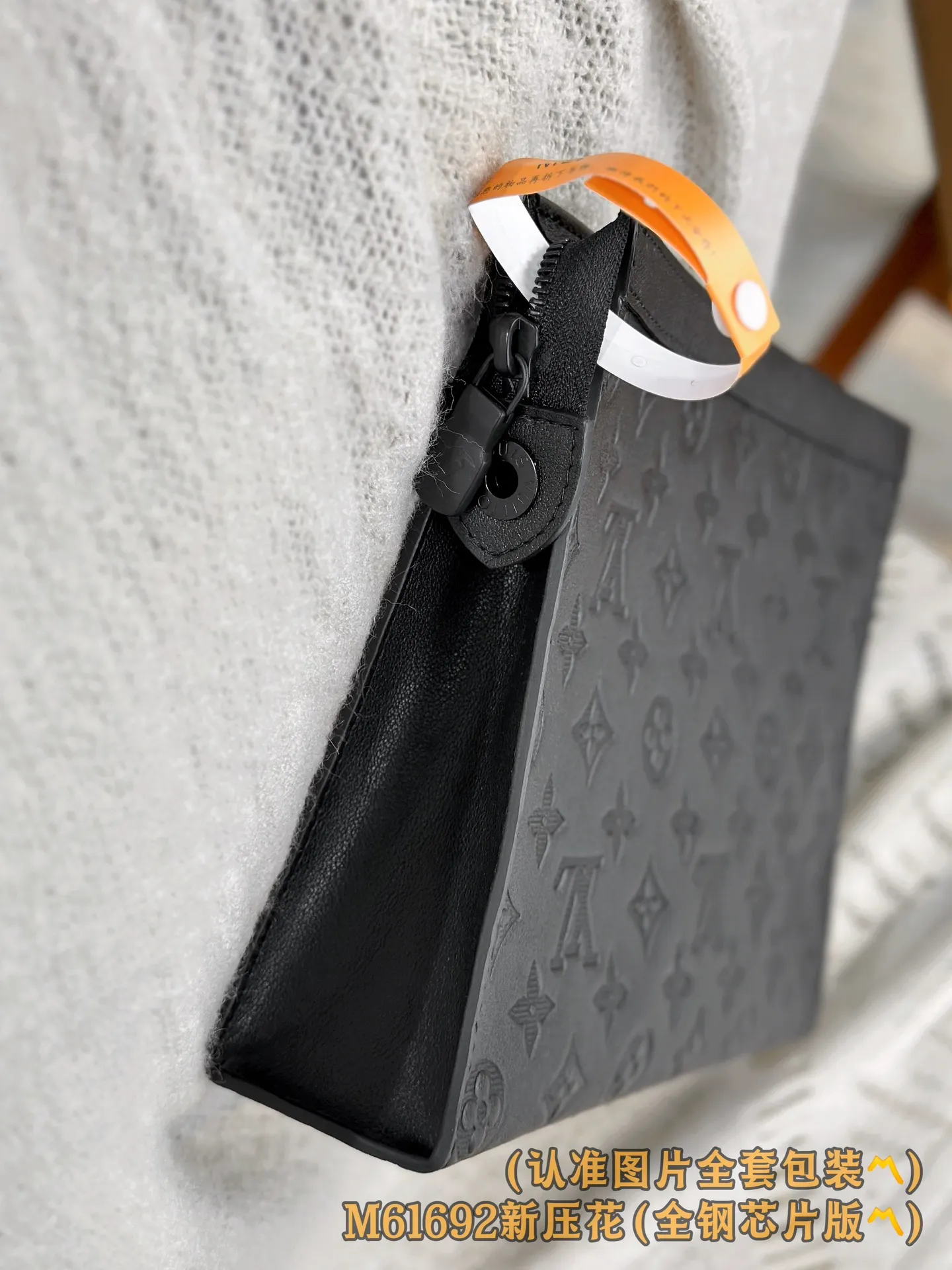P1300 [Genuine grade] [Special grade MB all steel high elastic fabric] M61692 New embossing (〽️A grade all steel〽️) Personalized customization! Transcoding chip, Pochette To-Go medium handbag is made of Monogram Shadow embossed cowhide and Monogram Eclipse embossed leather as a clutch. This new Pochette Voyage medium handbag with a strong style can easily store personal items. 27 x 21 x 6 cm (length x height x width)