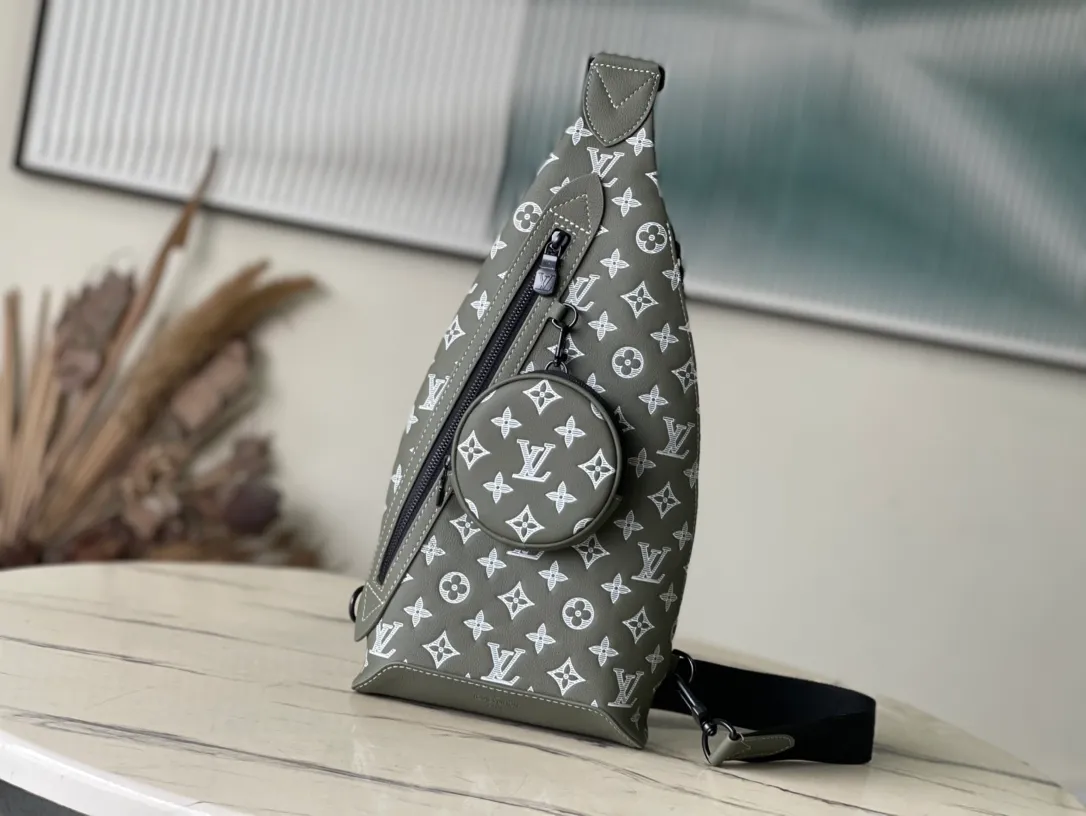 💰1100 (first-grain leather) top-quality original item M12486 This Duo shoulder bag is made of soft cow leather and has a close-fitting shape, making it a practical alternative to traditional backpacks. The zippered side pocket can store a smartphone, the detachable storage bag makes it easy to access items, and the adjustable jacquard fabric shoulder strap allows for left or right shoulder carry. Dimensions: 20 x 42 x 6 cm (length x height x width)