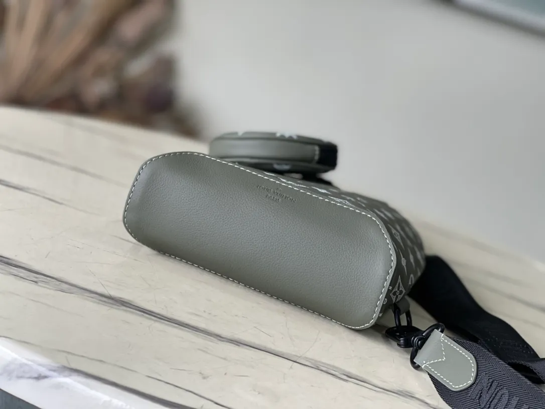 💰1100 (first-grain leather) top-quality original item M12486 This Duo shoulder bag is made of soft cow leather and has a close-fitting shape, making it a practical alternative to traditional backpacks. The zippered side pocket can store a smartphone, the detachable storage bag makes it easy to access items, and the adjustable jacquard fabric shoulder strap allows for left or right shoulder carry. Dimensions: 20 x 42 x 6 cm (length x height x width)