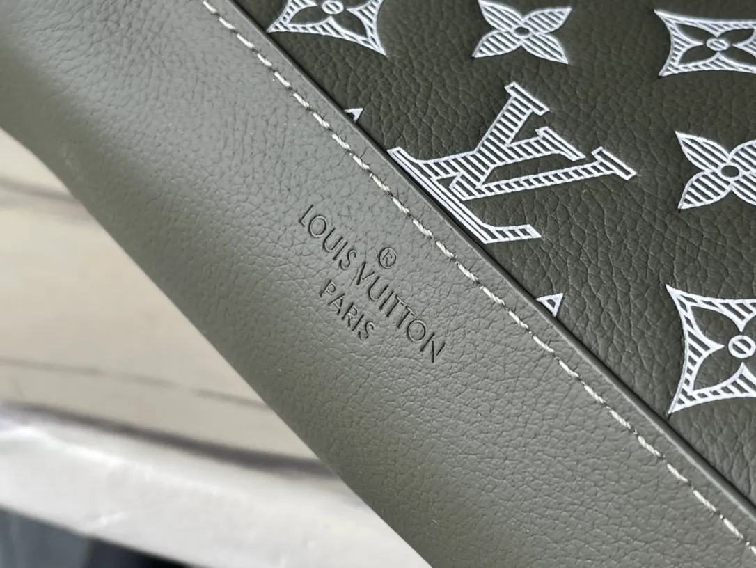💰1100 (first-grain leather) top-quality original item M12486 This Duo shoulder bag is made of soft cow leather and has a close-fitting shape, making it a practical alternative to traditional backpacks. The zippered side pocket can store a smartphone, the detachable storage bag makes it easy to access items, and the adjustable jacquard fabric shoulder strap allows for left or right shoulder carry. Dimensions: 20 x 42 x 6 cm (length x height x width)