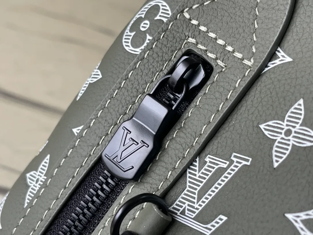 💰1100 (first-grain leather) top-quality original item M12486 This Duo shoulder bag is made of soft cow leather and has a close-fitting shape, making it a practical alternative to traditional backpacks. The zippered side pocket can store a smartphone, the detachable storage bag makes it easy to access items, and the adjustable jacquard fabric shoulder strap allows for left or right shoulder carry. Dimensions: 20 x 42 x 6 cm (length x height x width)