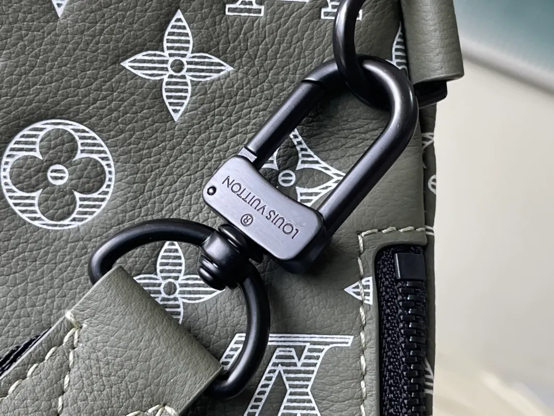💰1100 (first-grain leather) top-quality original item M12486 This Duo shoulder bag is made of soft cow leather and has a close-fitting shape, making it a practical alternative to traditional backpacks. The zippered side pocket can store a smartphone, the detachable storage bag makes it easy to access items, and the adjustable jacquard fabric shoulder strap allows for left or right shoulder carry. Dimensions: 20 x 42 x 6 cm (length x height x width)