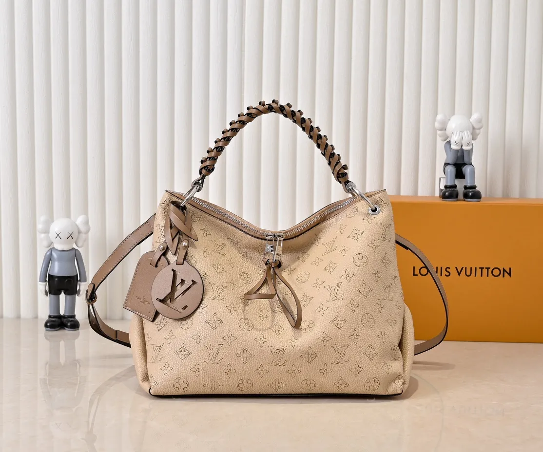 ¥300💰 Exclusive real shot-upgraded version ‼ ️💰 M56073 M56084 Beaubourg Hobo medium handbag is made of Monogram engraved and perforated calfskin, and the woven leather handle is hand-dyed to add a unique touch. The leather zipper pull and large LV lettering reveal the brand's style, and the detachable wide leather shoulder strap provides soft design for comfortable travel. 32 long, 26 high, 17cm wide