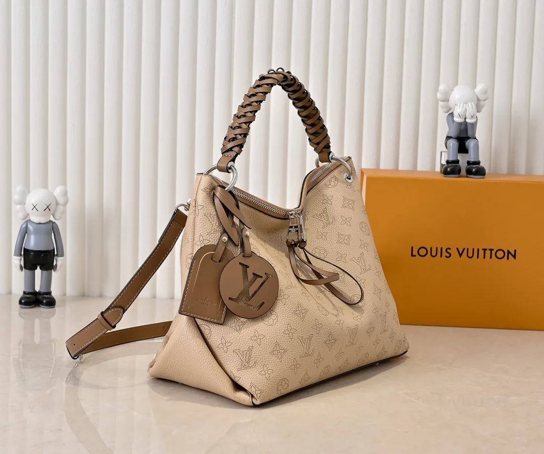 ¥300💰 Exclusive real shot-upgraded version ‼ ️💰 M56073 M56084 Beaubourg Hobo medium handbag is made of Monogram engraved and perforated calfskin, and the woven leather handle is hand-dyed to add a unique touch. The leather zipper pull and large LV lettering reveal the brand's style, and the detachable wide leather shoulder strap provides soft design for comfortable travel. 32 long, 26 high, 17cm wide