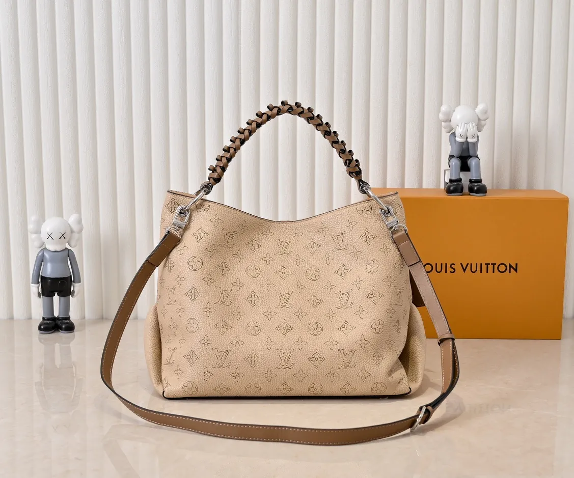 ¥300💰 Exclusive real shot-upgraded version ‼ ️💰 M56073 M56084 Beaubourg Hobo medium handbag is made of Monogram engraved and perforated calfskin, and the woven leather handle is hand-dyed to add a unique touch. The leather zipper pull and large LV lettering reveal the brand's style, and the detachable wide leather shoulder strap provides soft design for comfortable travel. 32 long, 26 high, 17cm wide