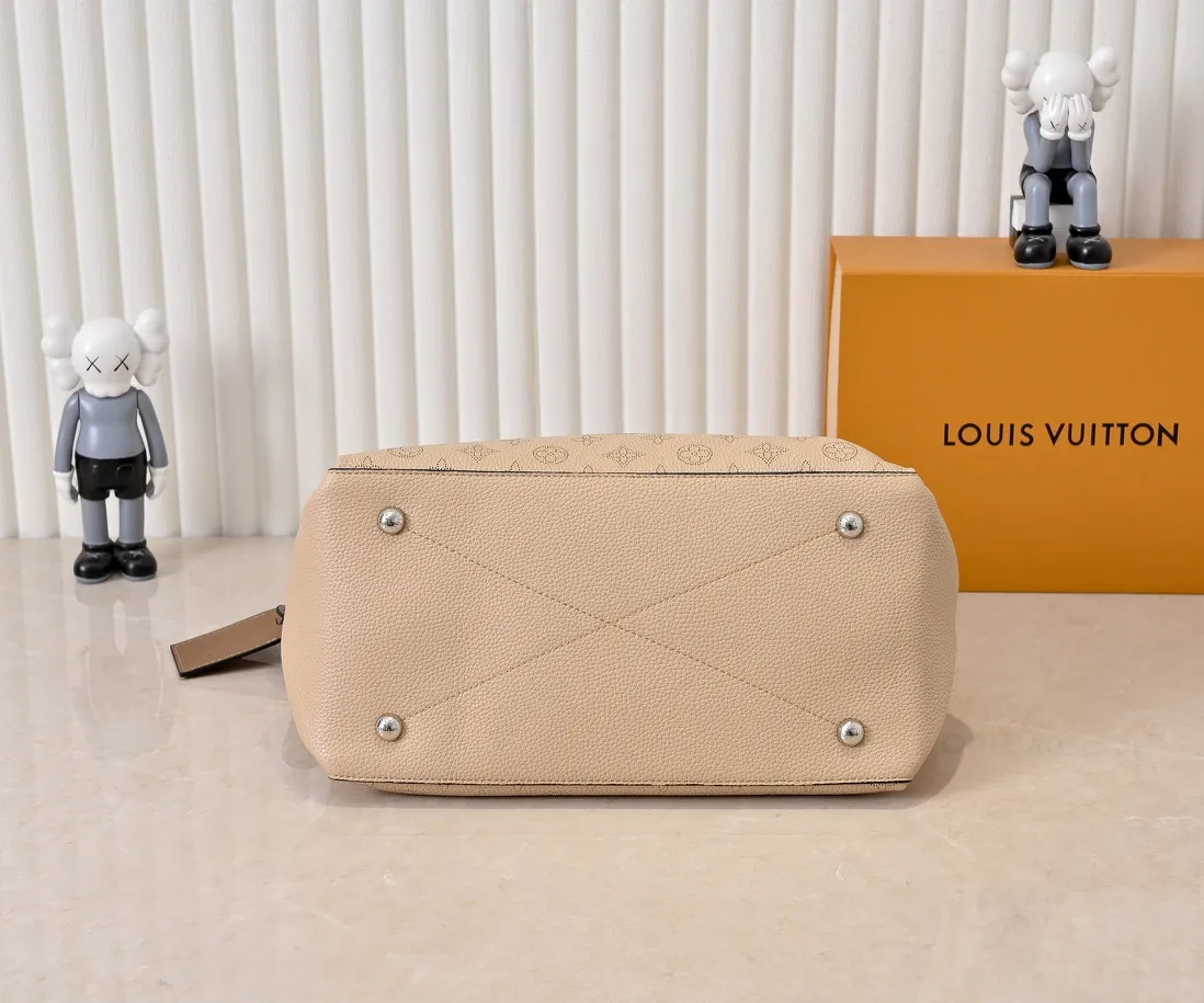 ¥300💰 Exclusive real shot-upgraded version ‼ ️💰 M56073 M56084 Beaubourg Hobo medium handbag is made of Monogram engraved and perforated calfskin, and the woven leather handle is hand-dyed to add a unique touch. The leather zipper pull and large LV lettering reveal the brand's style, and the detachable wide leather shoulder strap provides soft design for comfortable travel. 32 long, 26 high, 17cm wide