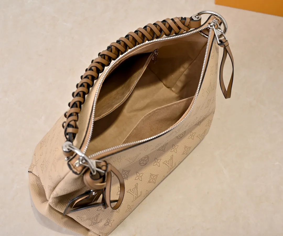 ¥300💰 Exclusive real shot-upgraded version ‼ ️💰 M56073 M56084 Beaubourg Hobo medium handbag is made of Monogram engraved and perforated calfskin, and the woven leather handle is hand-dyed to add a unique touch. The leather zipper pull and large LV lettering reveal the brand's style, and the detachable wide leather shoulder strap provides soft design for comfortable travel. 32 long, 26 high, 17cm wide