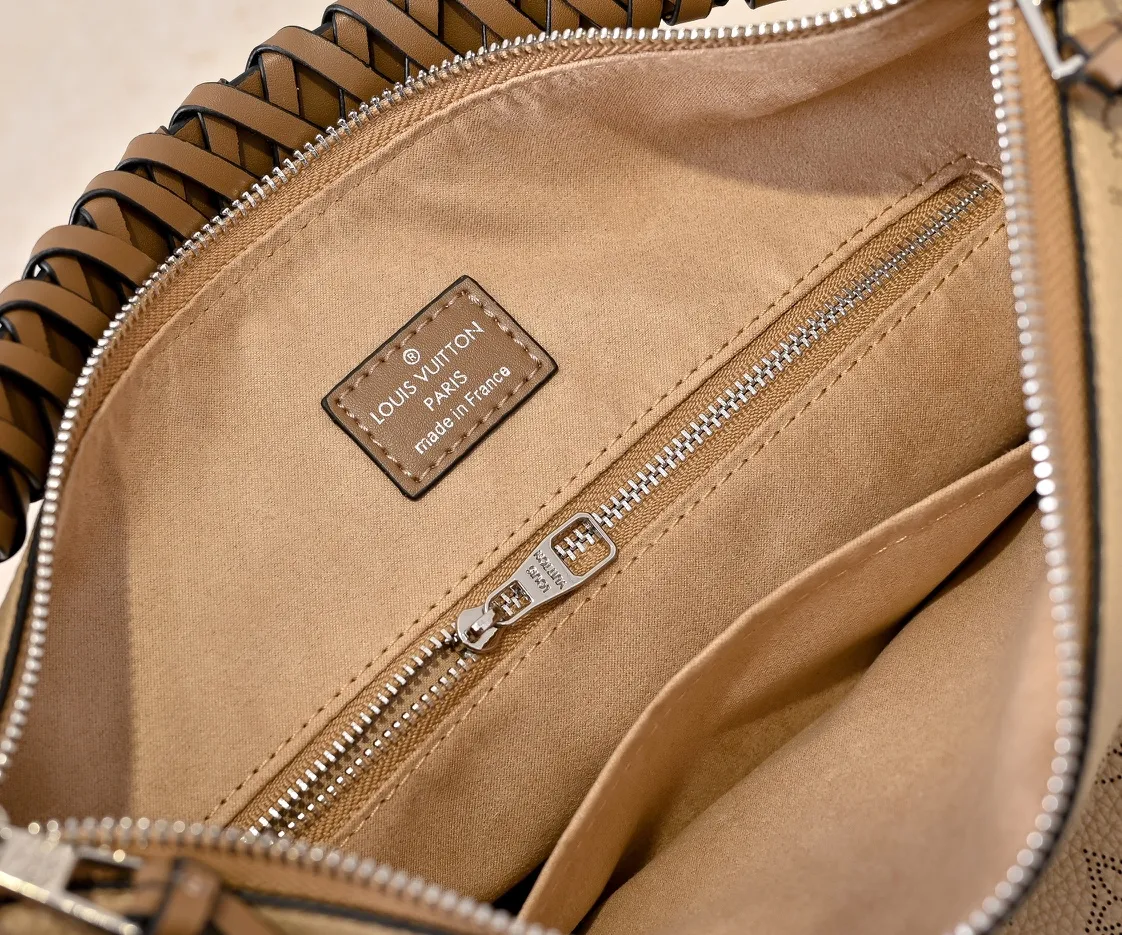 ¥300💰 Exclusive real shot-upgraded version ‼ ️💰 M56073 M56084 Beaubourg Hobo medium handbag is made of Monogram engraved and perforated calfskin, and the woven leather handle is hand-dyed to add a unique touch. The leather zipper pull and large LV lettering reveal the brand's style, and the detachable wide leather shoulder strap provides soft design for comfortable travel. 32 long, 26 high, 17cm wide