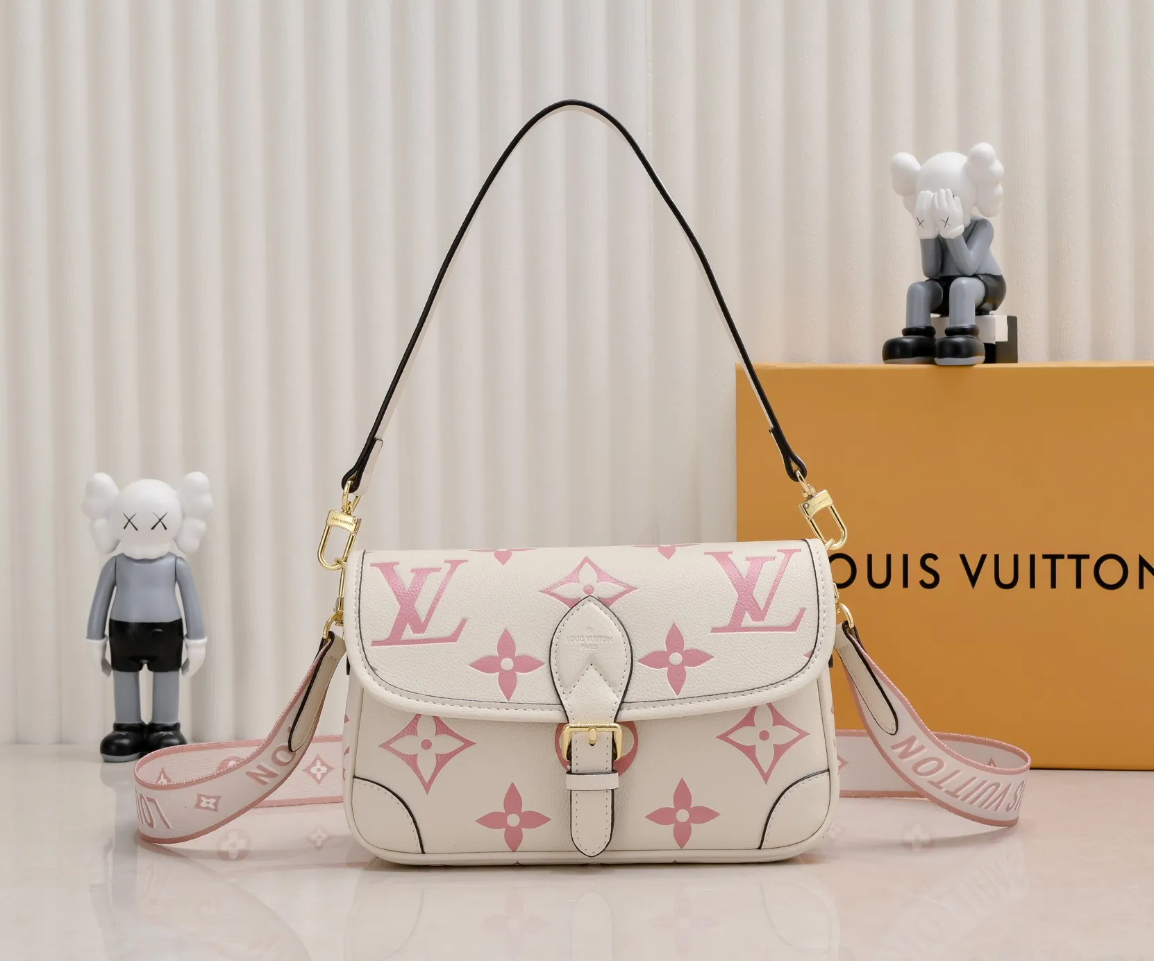 ¥340💰 Exclusive real shot-upgraded version ‼ ️M46386 black M46388 white M45985 full leather baguette series new Diane handbag Diane satchel is made of Monogram Empreinte, made of the brand's iconic embossed leather. This versatile bag comes with a removable leather shoulder strap that can be worn over the shoulder or by hand, as well as a roomy removable jacquard crossbody bag with 'Louis Vuitton' printed strap. This versatile bag can be styled in chic or sporty fashion to match the overall style or mood. Dimensions: 25.0×9.0×15.0 cm.