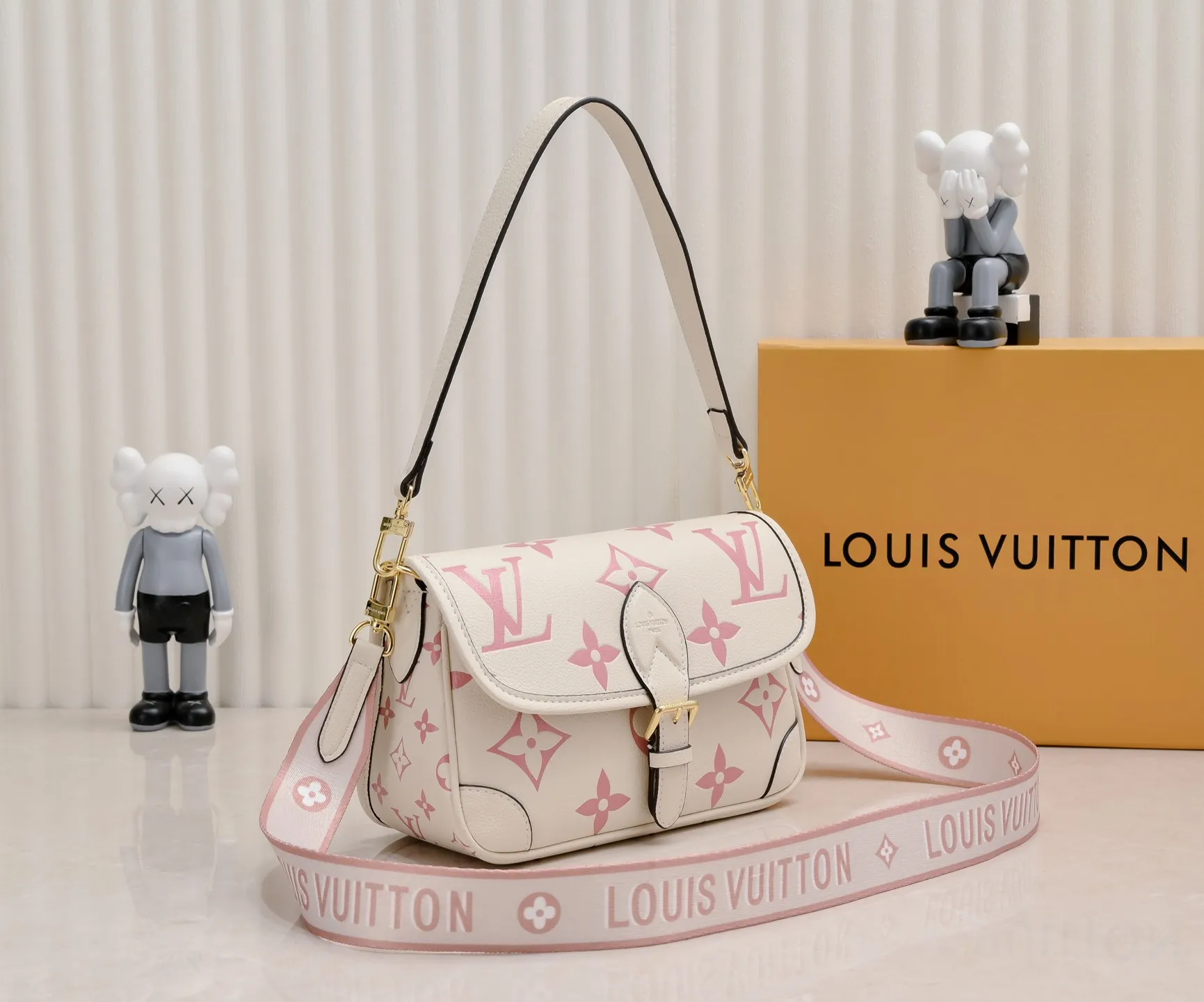¥340💰 Exclusive real shot-upgraded version ‼ ️M46386 black M46388 white M45985 full leather baguette series new Diane handbag Diane satchel is made of Monogram Empreinte, made of the brand's iconic embossed leather. This versatile bag comes with a removable leather shoulder strap that can be worn over the shoulder or by hand, as well as a roomy removable jacquard crossbody bag with 'Louis Vuitton' printed strap. This versatile bag can be styled in chic or sporty fashion to match the overall style or mood. Dimensions: 25.0×9.0×15.0 cm.