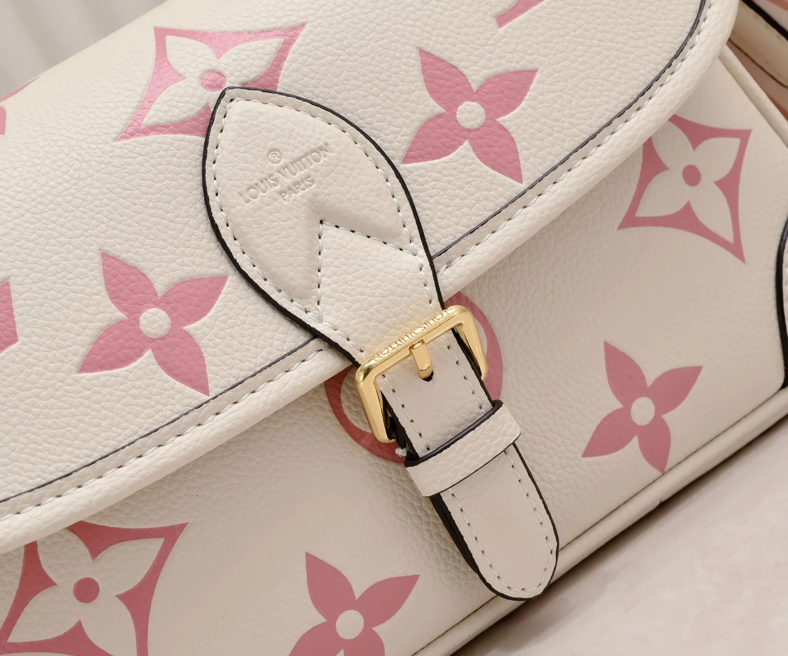 ¥340💰 Exclusive real shot-upgraded version ‼ ️M46386 black M46388 white M45985 full leather baguette series new Diane handbag Diane satchel is made of Monogram Empreinte, made of the brand's iconic embossed leather. This versatile bag comes with a removable leather shoulder strap that can be worn over the shoulder or by hand, as well as a roomy removable jacquard crossbody bag with 'Louis Vuitton' printed strap. This versatile bag can be styled in chic or sporty fashion to match the overall style or mood. Dimensions: 25.0×9.0×15.0 cm.