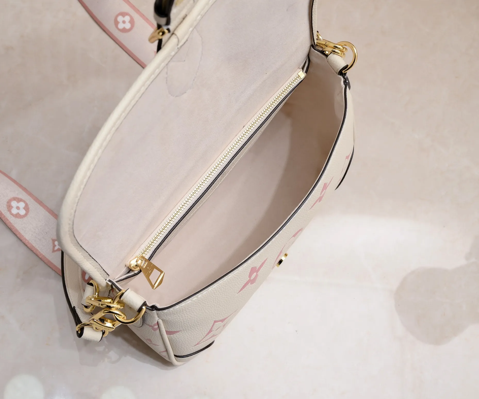 ¥340💰 Exclusive real shot-upgraded version ‼ ️M46386 black M46388 white M45985 full leather baguette series new Diane handbag Diane satchel is made of Monogram Empreinte, made of the brand's iconic embossed leather. This versatile bag comes with a removable leather shoulder strap that can be worn over the shoulder or by hand, as well as a roomy removable jacquard crossbody bag with 'Louis Vuitton' printed strap. This versatile bag can be styled in chic or sporty fashion to match the overall style or mood. Dimensions: 25.0×9.0×15.0 cm.