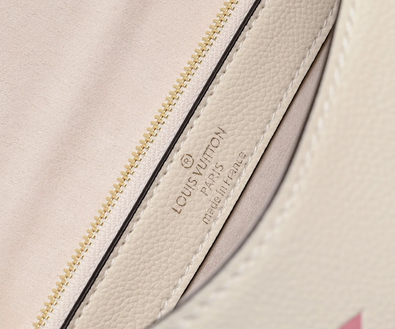 ¥340💰 Exclusive real shot-upgraded version ‼ ️M46386 black M46388 white M45985 full leather baguette series new Diane handbag Diane satchel is made of Monogram Empreinte, made of the brand's iconic embossed leather. This versatile bag comes with a removable leather shoulder strap that can be worn over the shoulder or by hand, as well as a roomy removable jacquard crossbody bag with 'Louis Vuitton' printed strap. This versatile bag can be styled in chic or sporty fashion to match the overall style or mood. Dimensions: 25.0×9.0×15.0 cm.