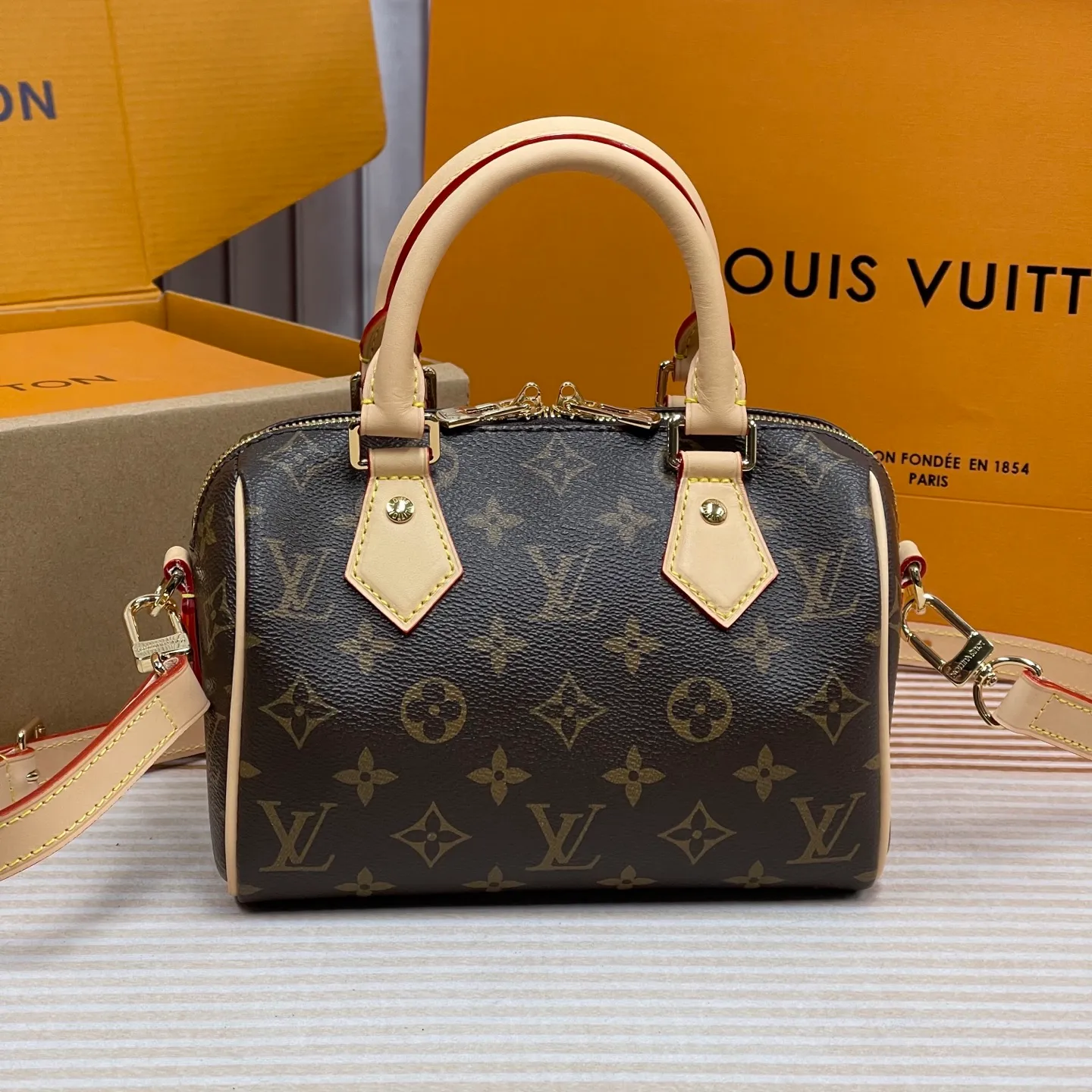 [Upgraded version] P660💰Upgraded version ·High quality·Semi-steel hardware with gift box packaging🤩New pillow bag M46234❣️With complete packaging❣️With new version of adjustable leather shoulder strap Speedy 20 handbag💖The strap is even more fashionable! Dimensions 20.5x 13.5x 12cm
