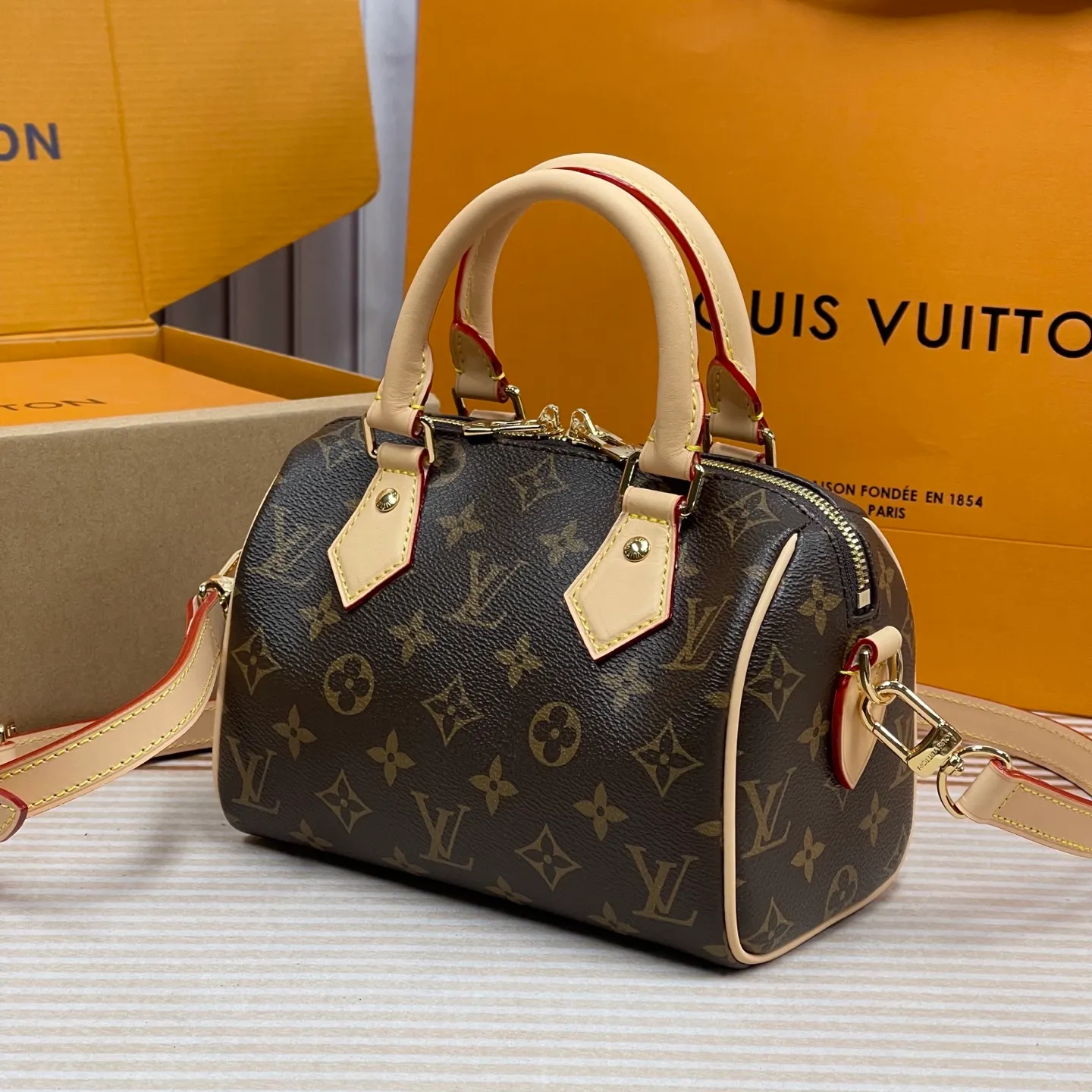 [Upgraded version] P660💰Upgraded version ·High quality·Semi-steel hardware with gift box packaging🤩New pillow bag M46234❣️With complete packaging❣️With new version of adjustable leather shoulder strap Speedy 20 handbag💖The strap is even more fashionable! Dimensions 20.5x 13.5x 12cm
