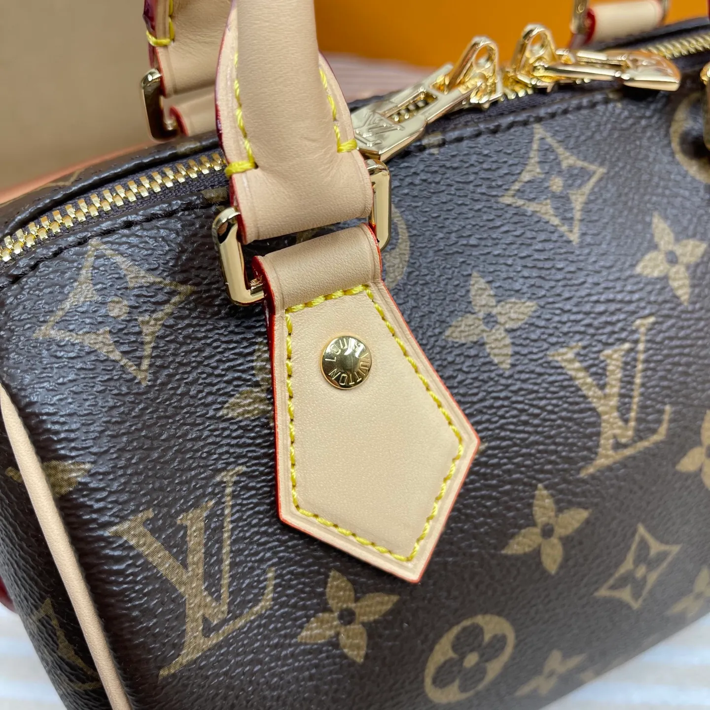 [Upgraded version] P660💰Upgraded version ·High quality·Semi-steel hardware with gift box packaging🤩New pillow bag M46234❣️With complete packaging❣️With new version of adjustable leather shoulder strap Speedy 20 handbag💖The strap is even more fashionable! Dimensions 20.5x 13.5x 12cm