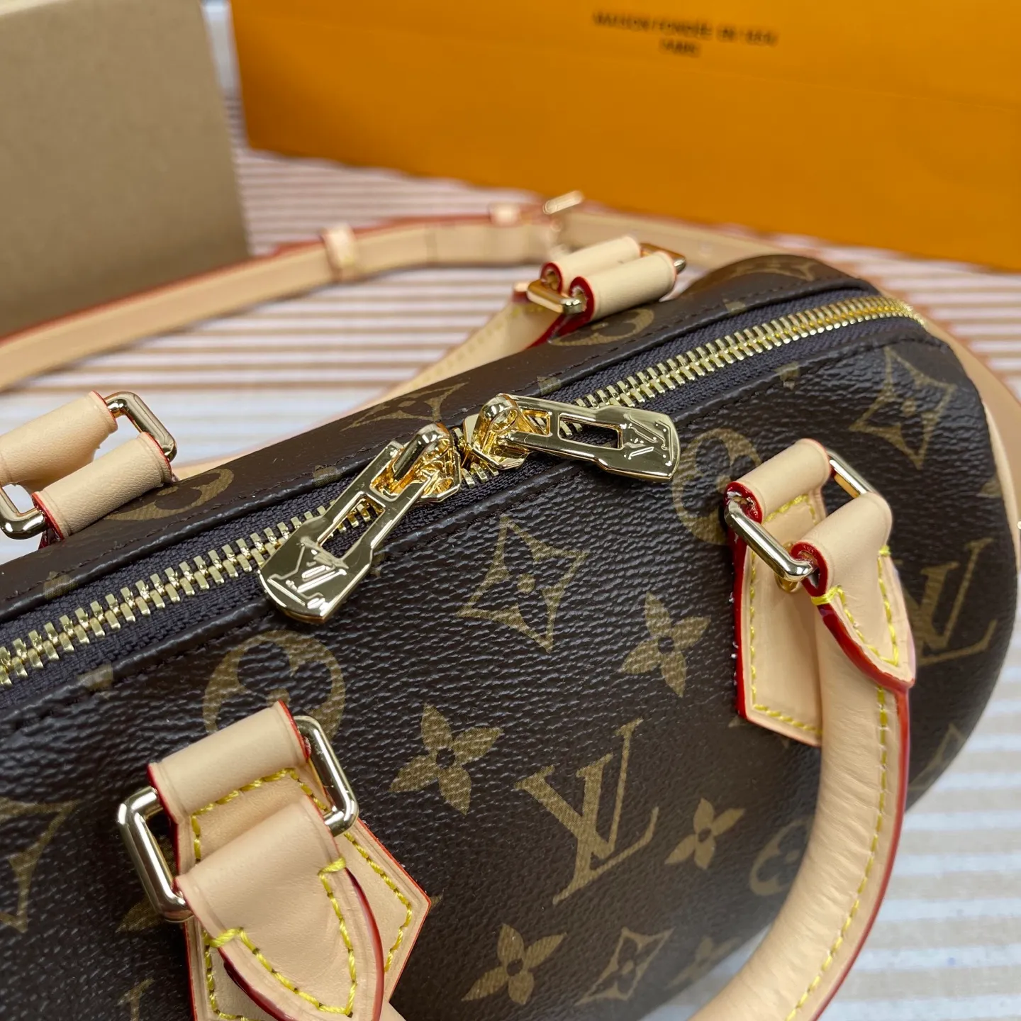 [Upgraded version] P660💰Upgraded version ·High quality·Semi-steel hardware with gift box packaging🤩New pillow bag M46234❣️With complete packaging❣️With new version of adjustable leather shoulder strap Speedy 20 handbag💖The strap is even more fashionable! Dimensions 20.5x 13.5x 12cm