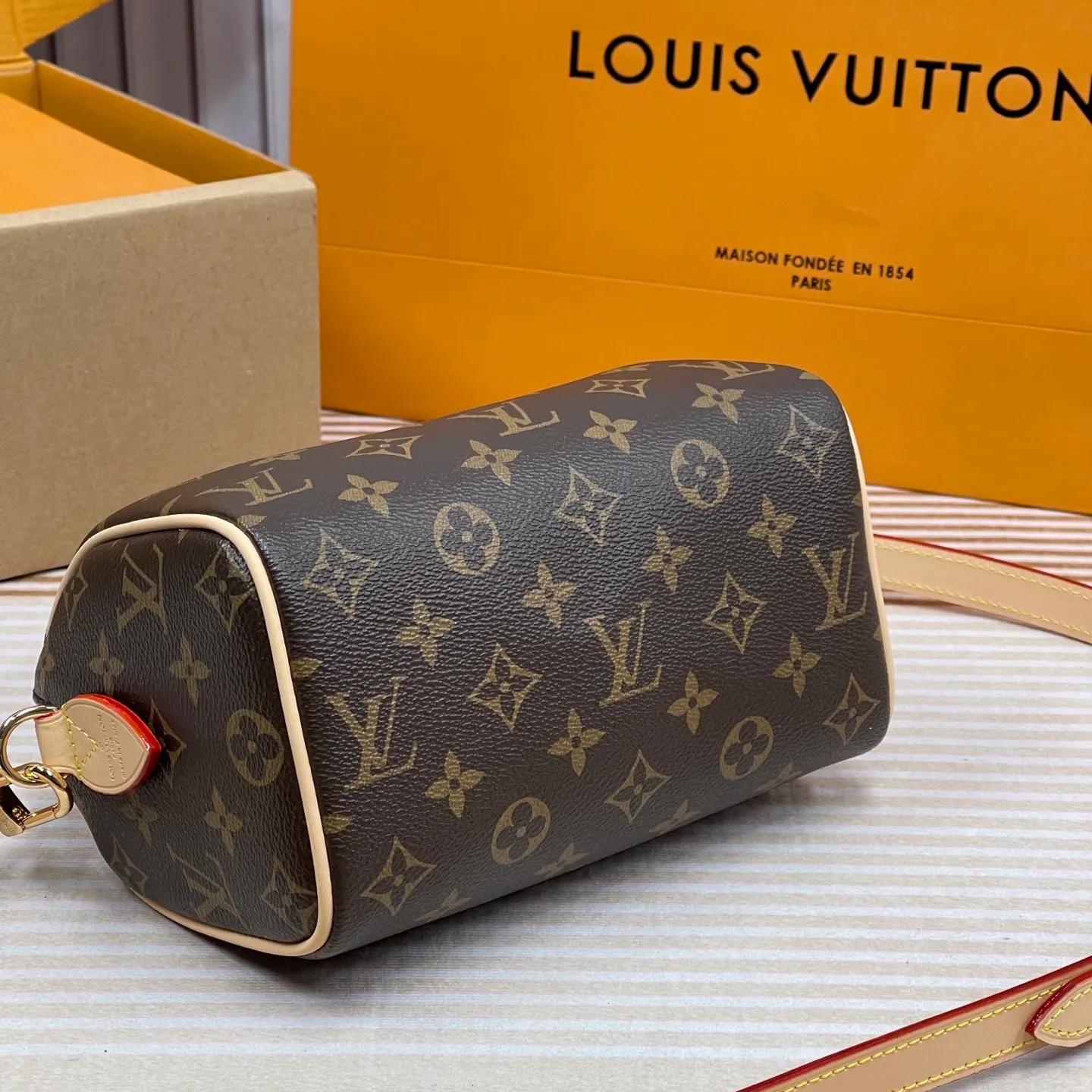 [Upgraded version] P660💰Upgraded version ·High quality·Semi-steel hardware with gift box packaging🤩New pillow bag M46234❣️With complete packaging❣️With new version of adjustable leather shoulder strap Speedy 20 handbag💖The strap is even more fashionable! Dimensions 20.5x 13.5x 12cm